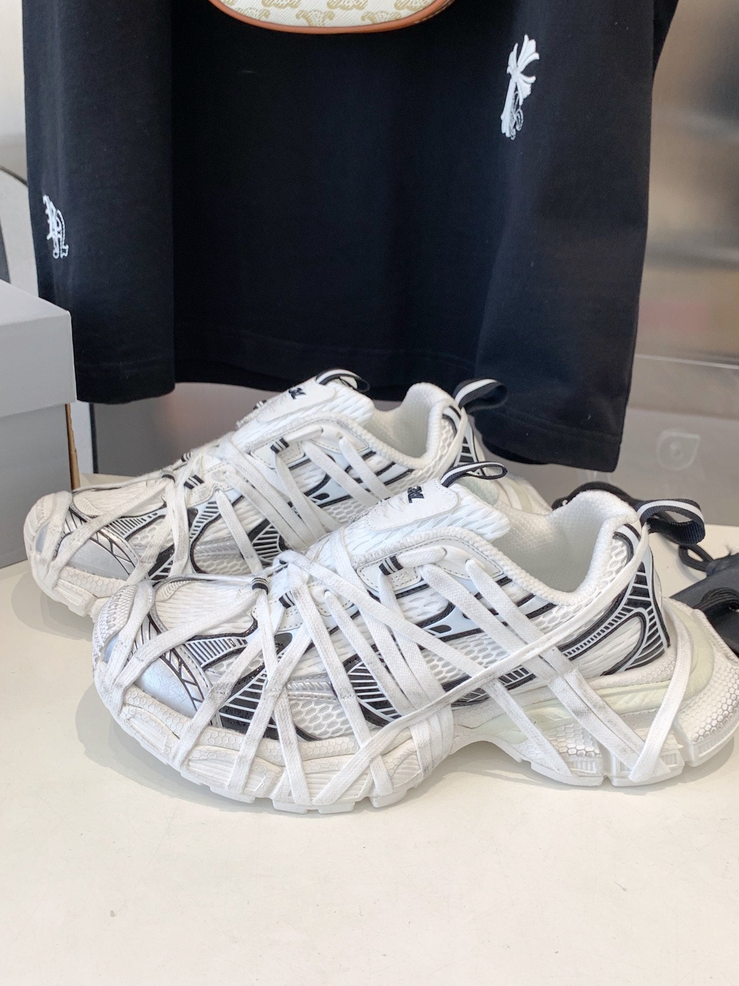 B-Sneakers