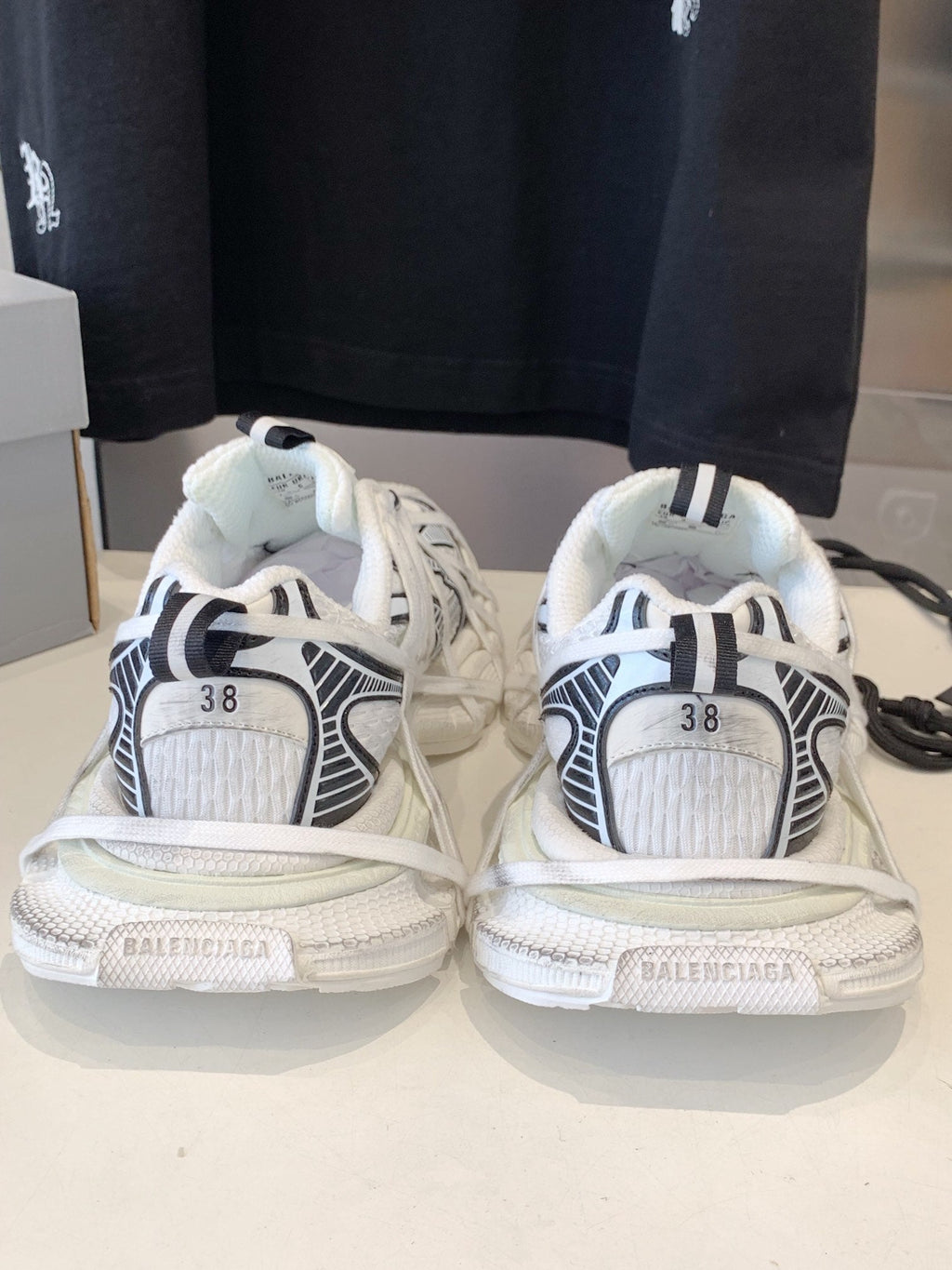 B-Sneakers