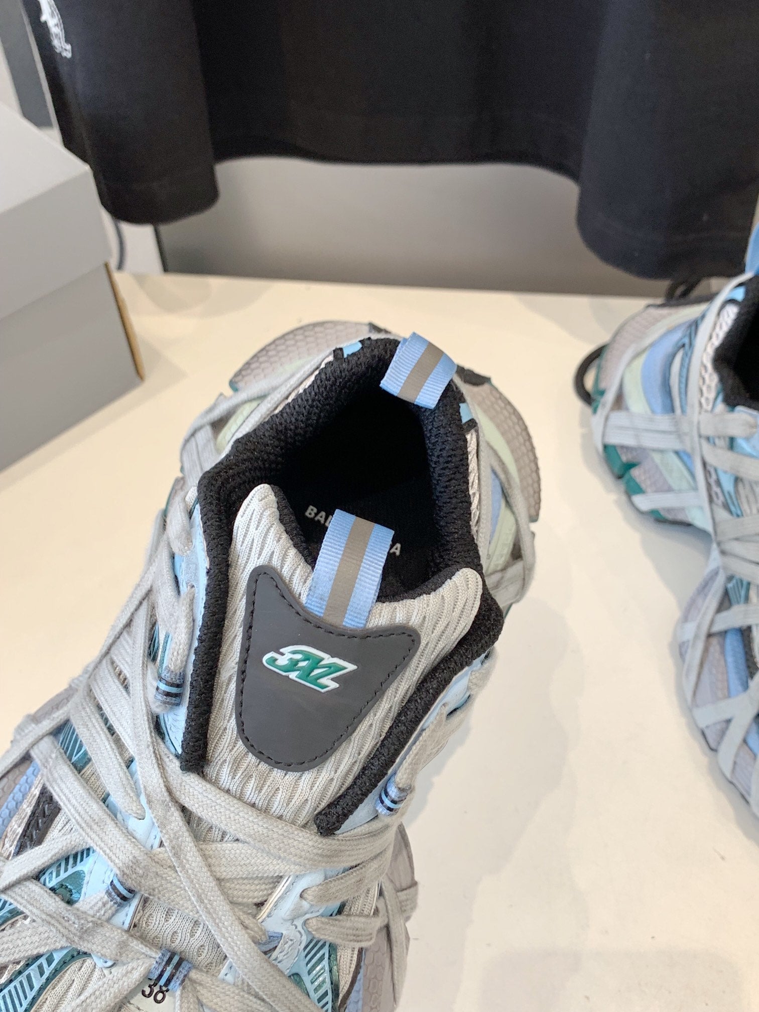 B-Sneakers