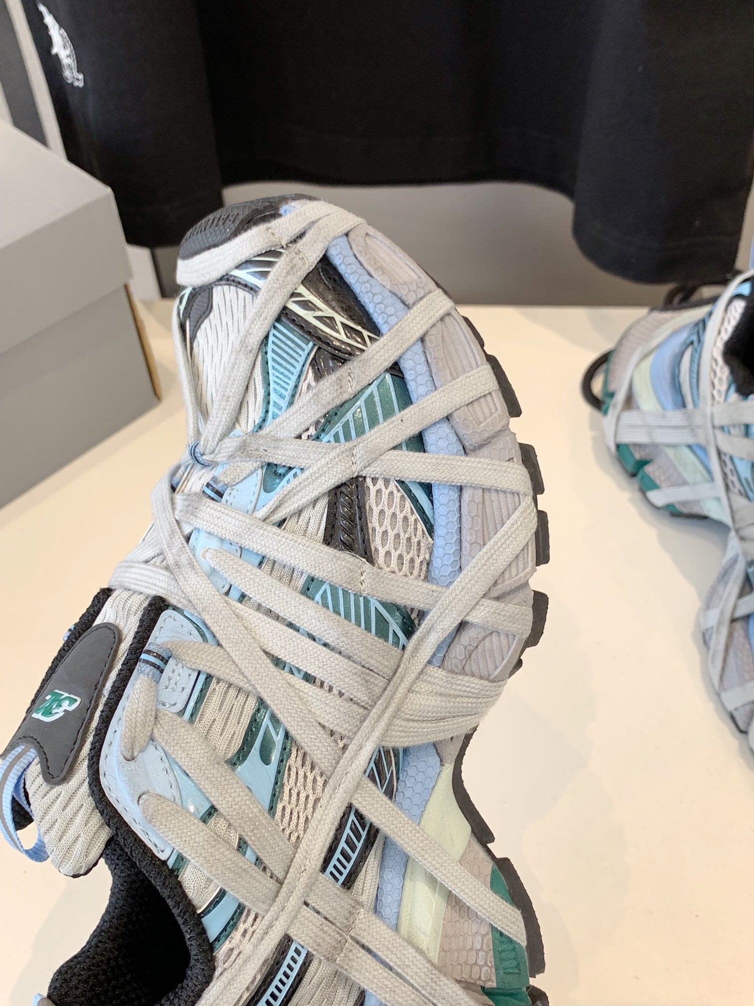 B-Sneakers