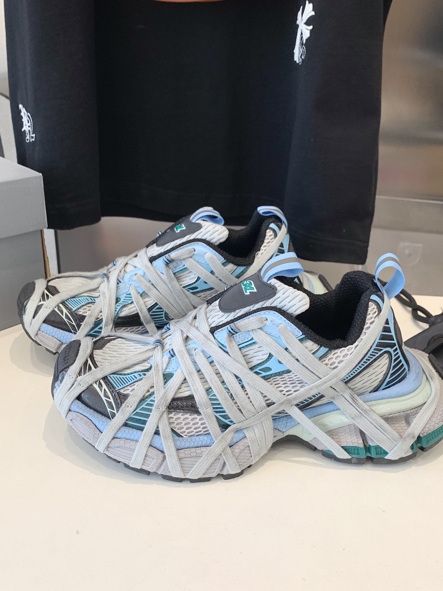 B-Sneakers
