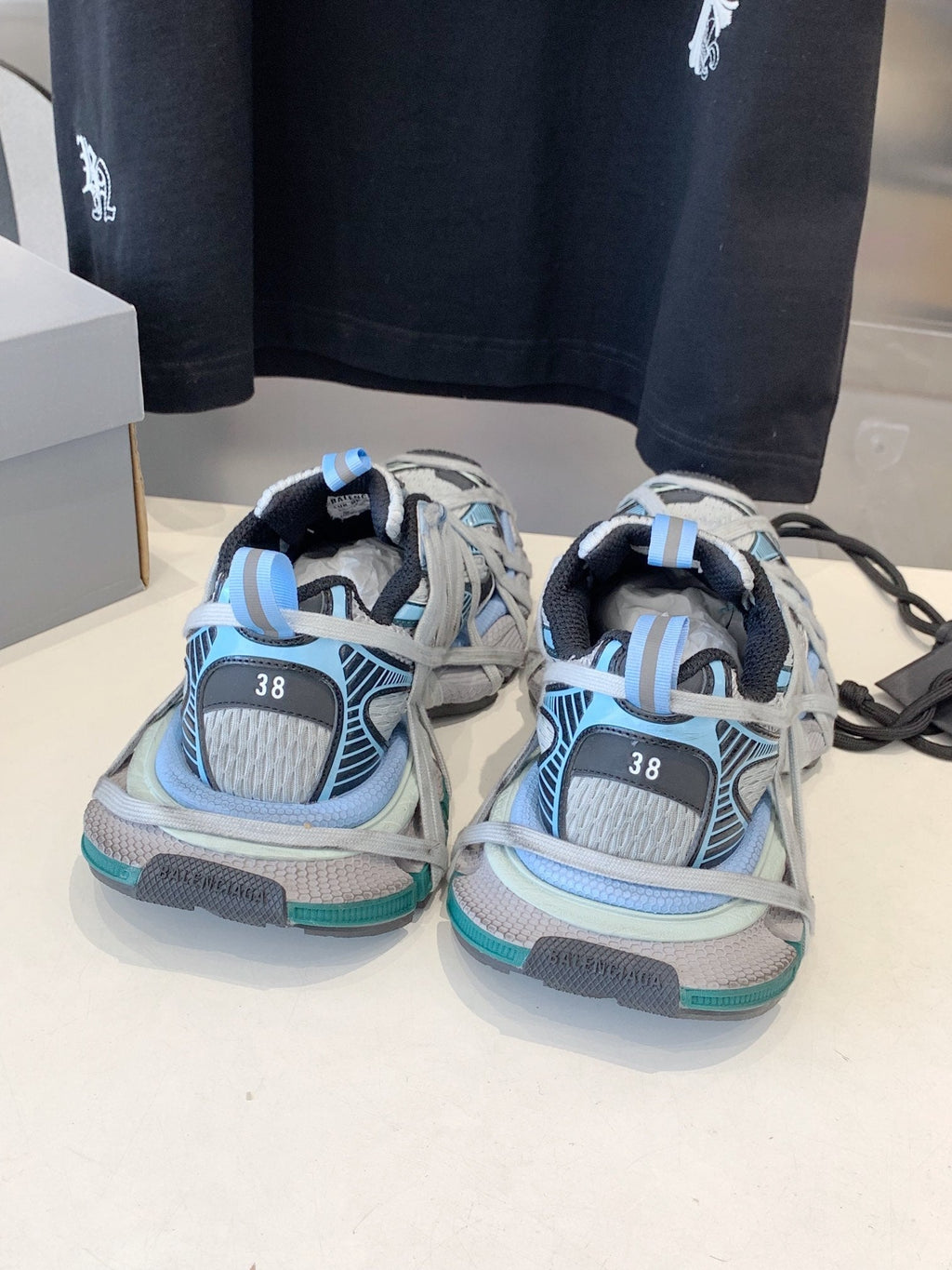 B-Sneakers
