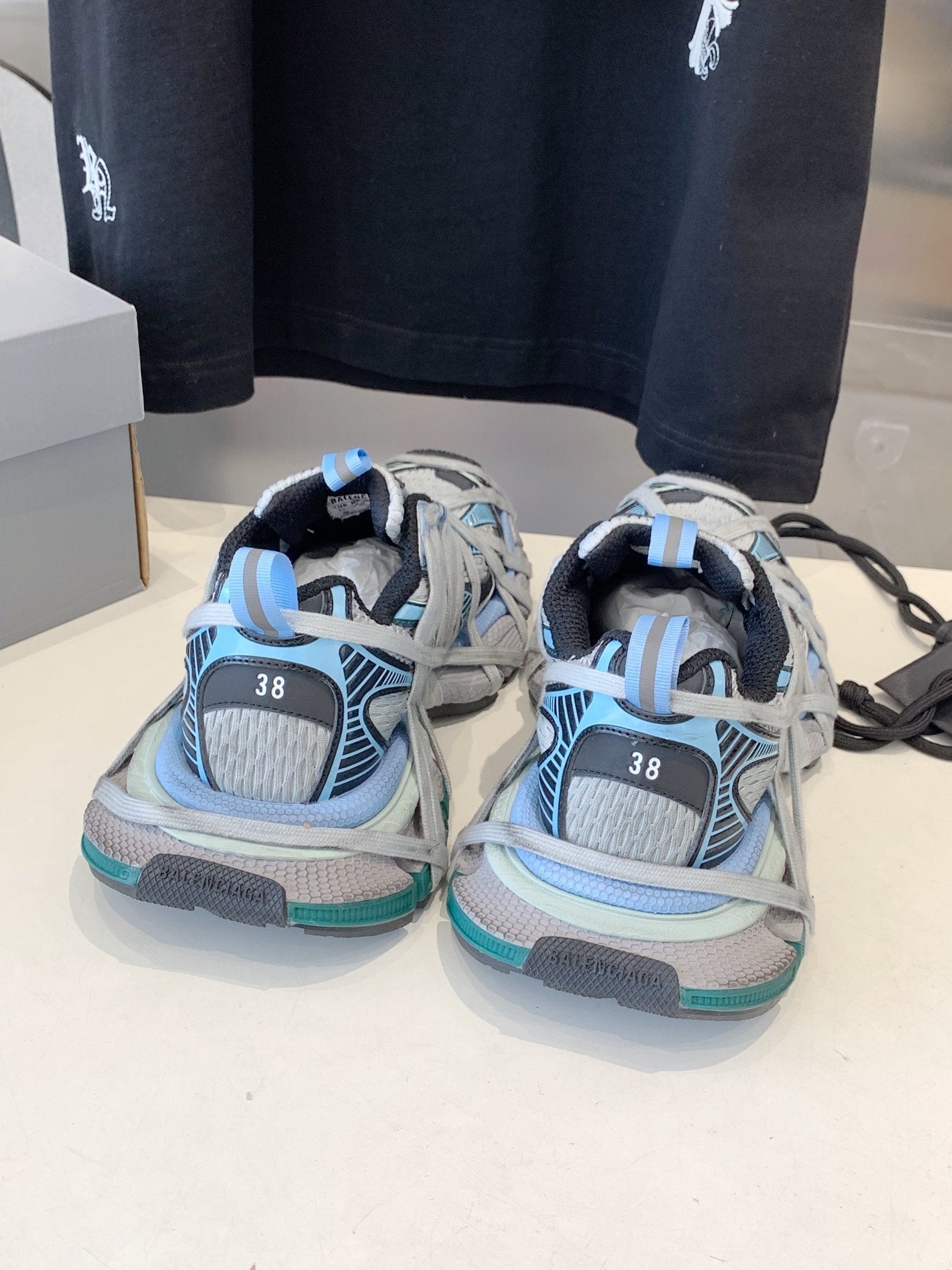 B-Sneakers