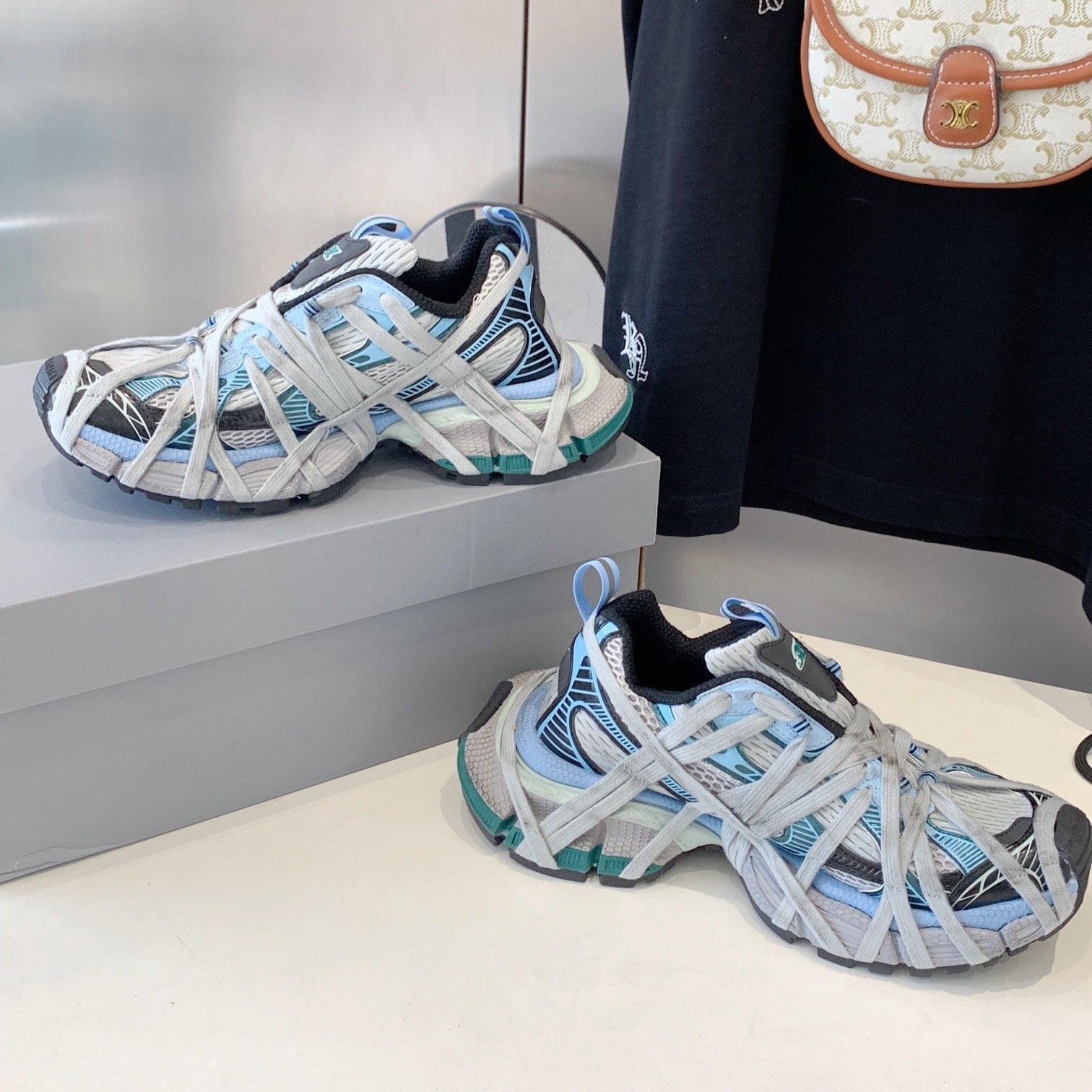 B-Sneakers