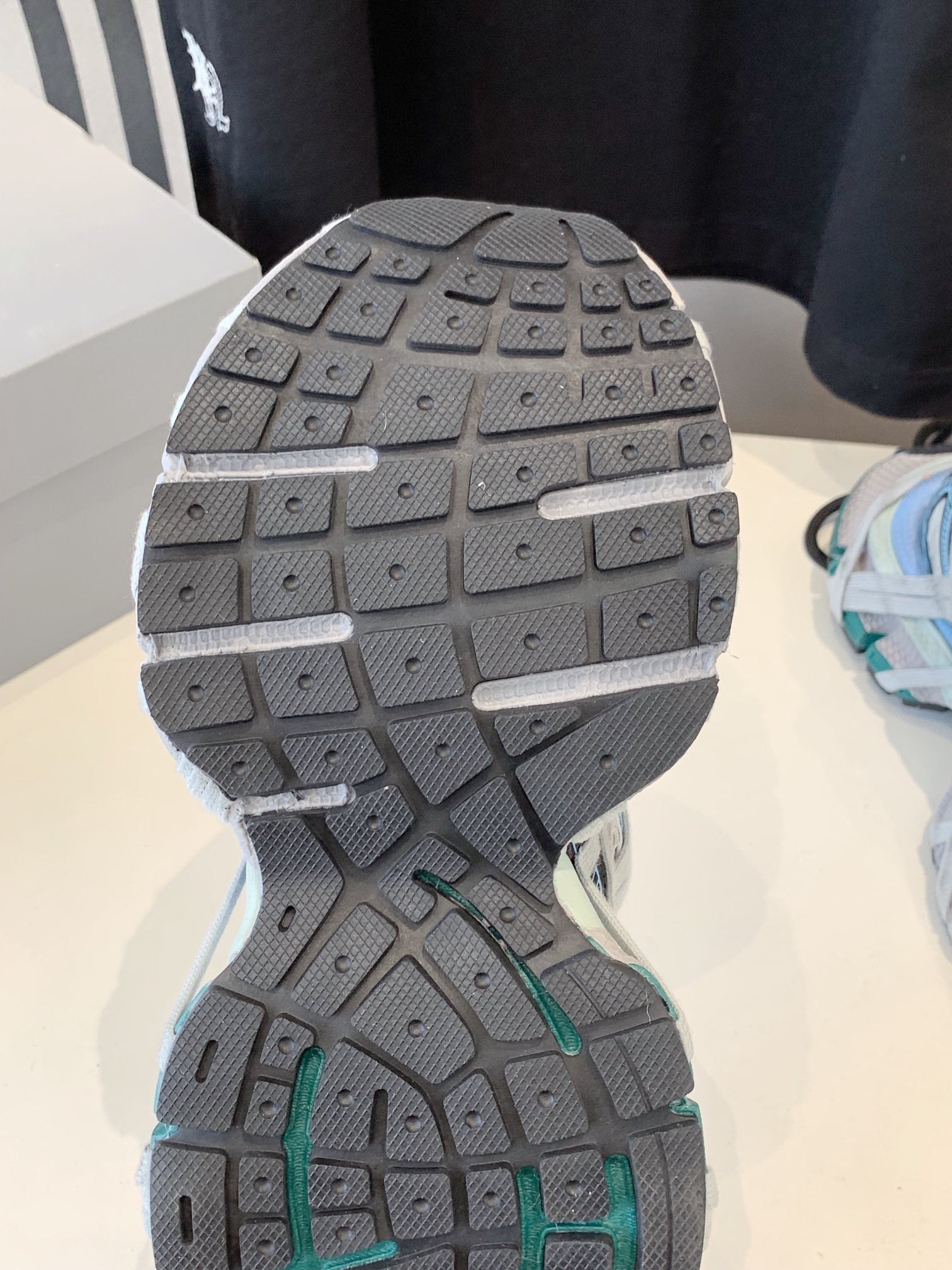 B-Sneakers