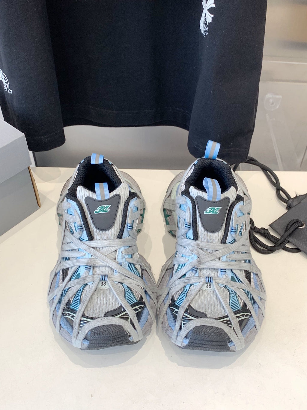 B-Sneakers