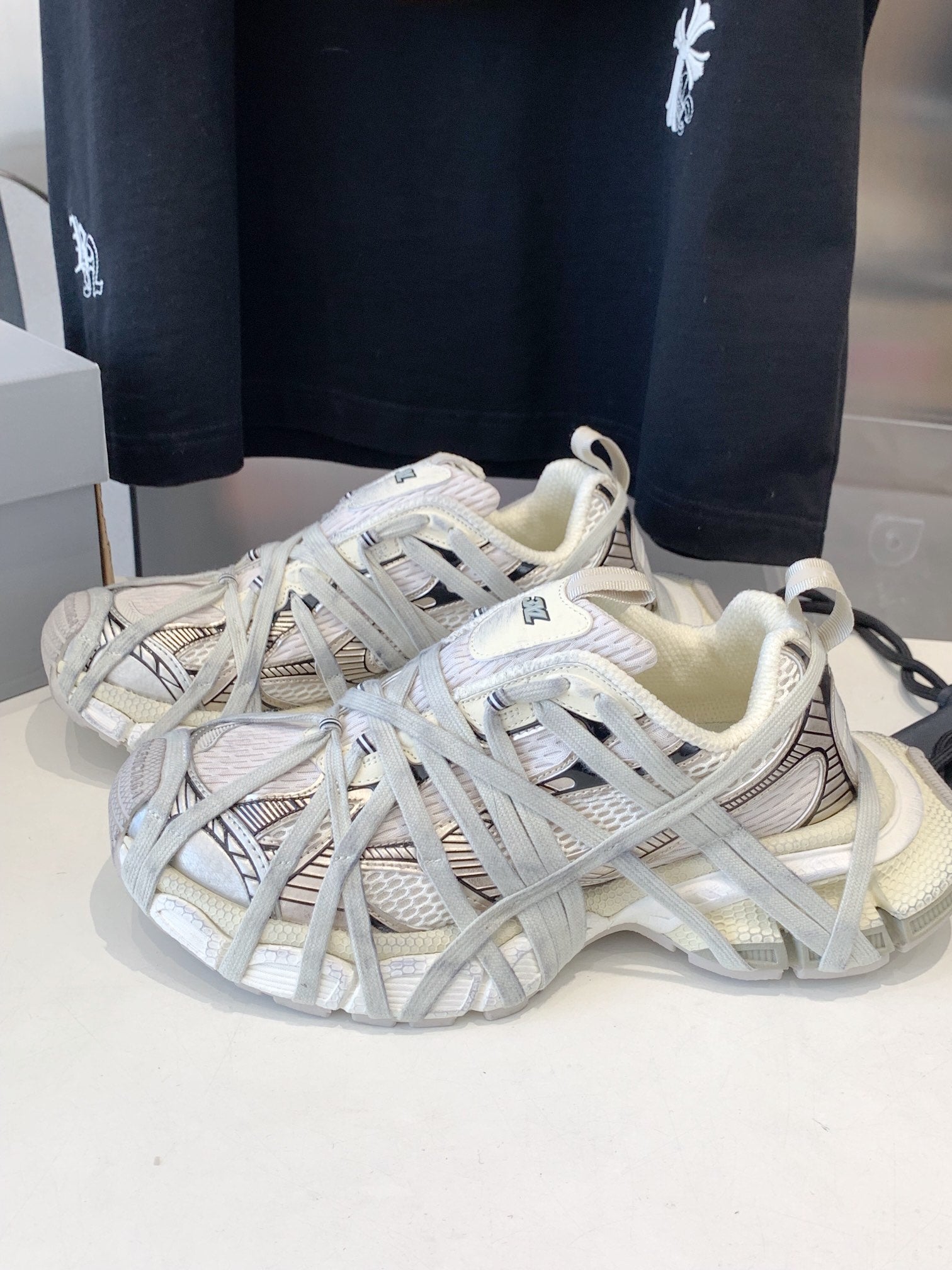 B-Sneakers