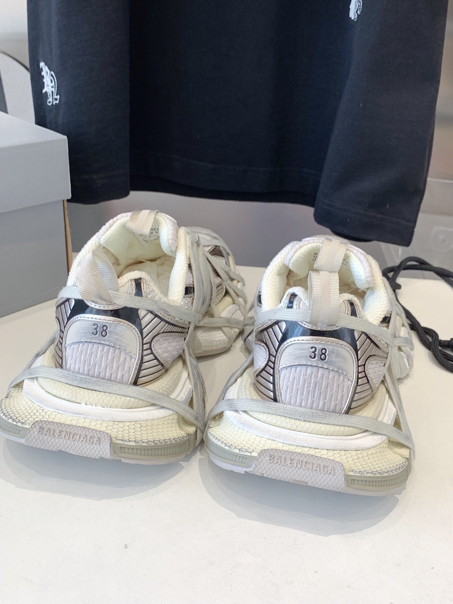 B-Sneakers