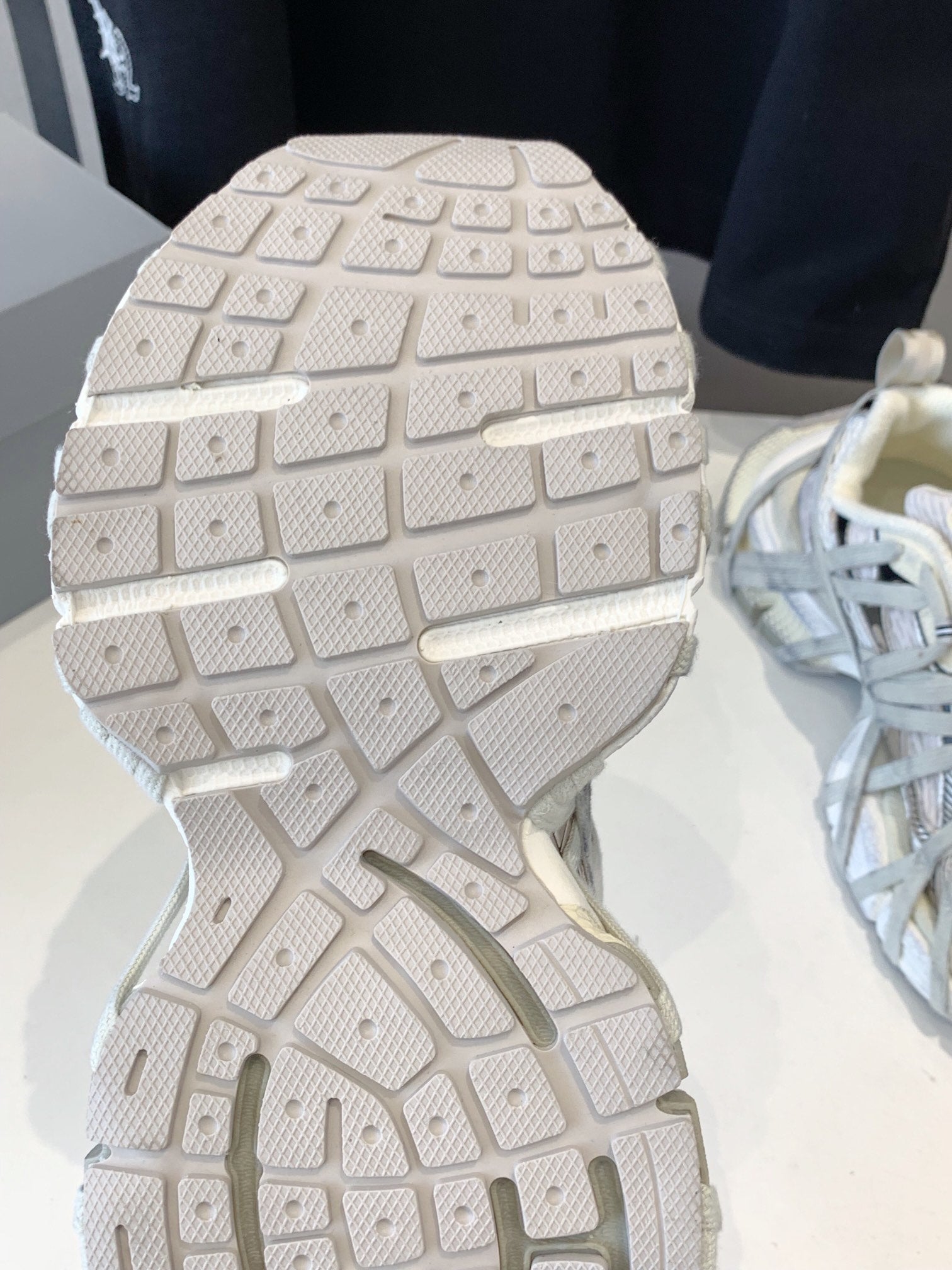 B-Sneakers