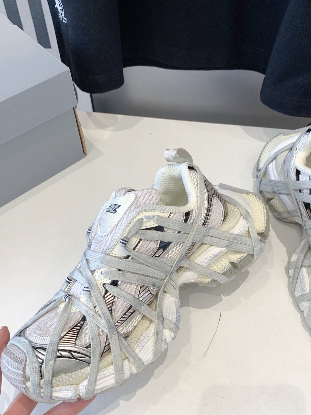 B-Sneakers