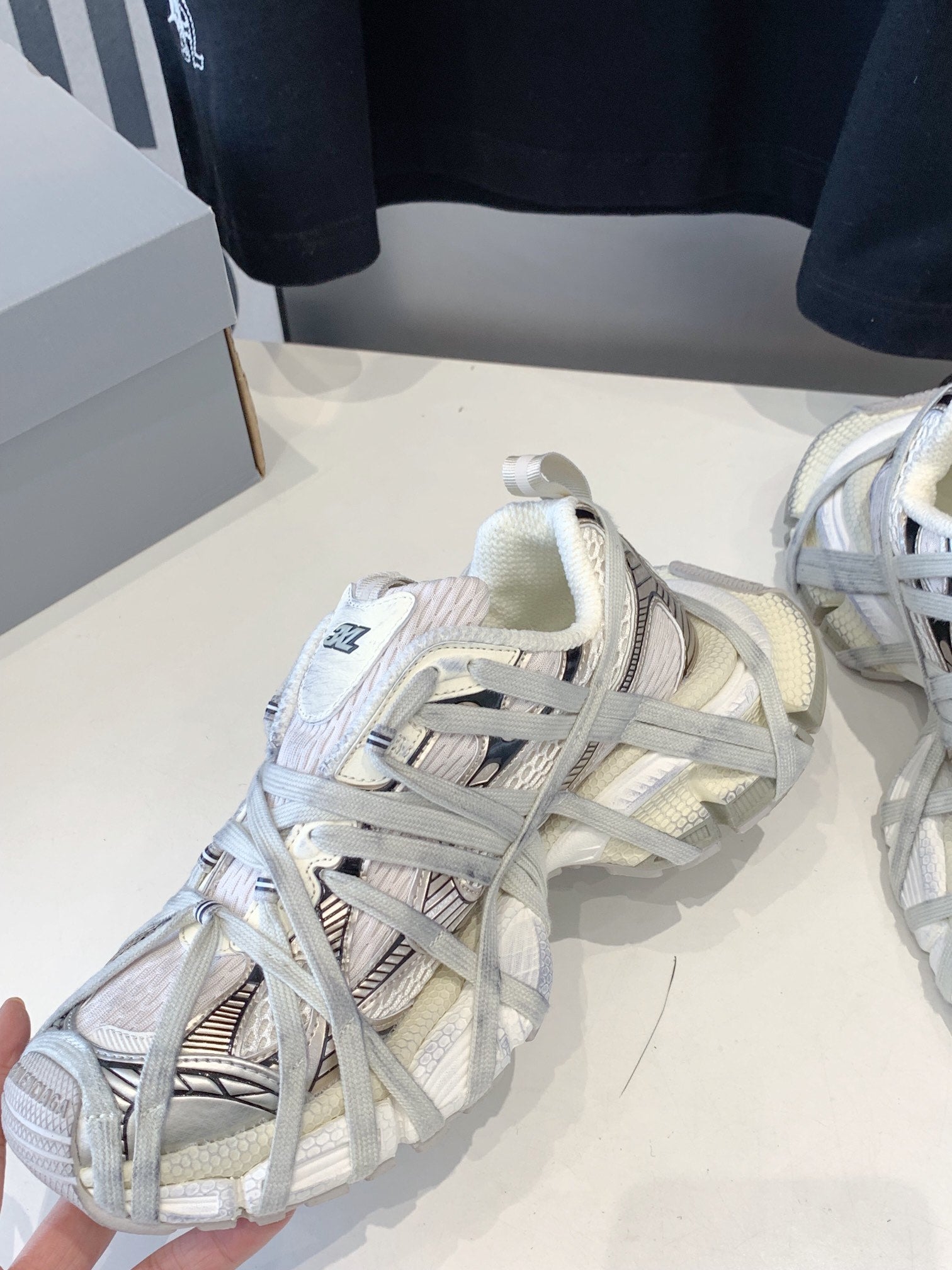 B-Sneakers