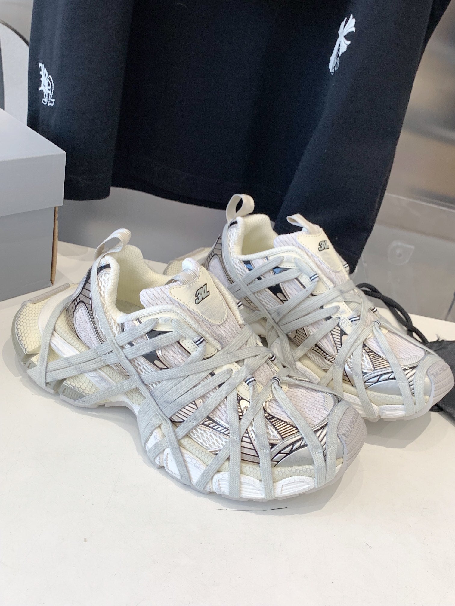B-Sneakers