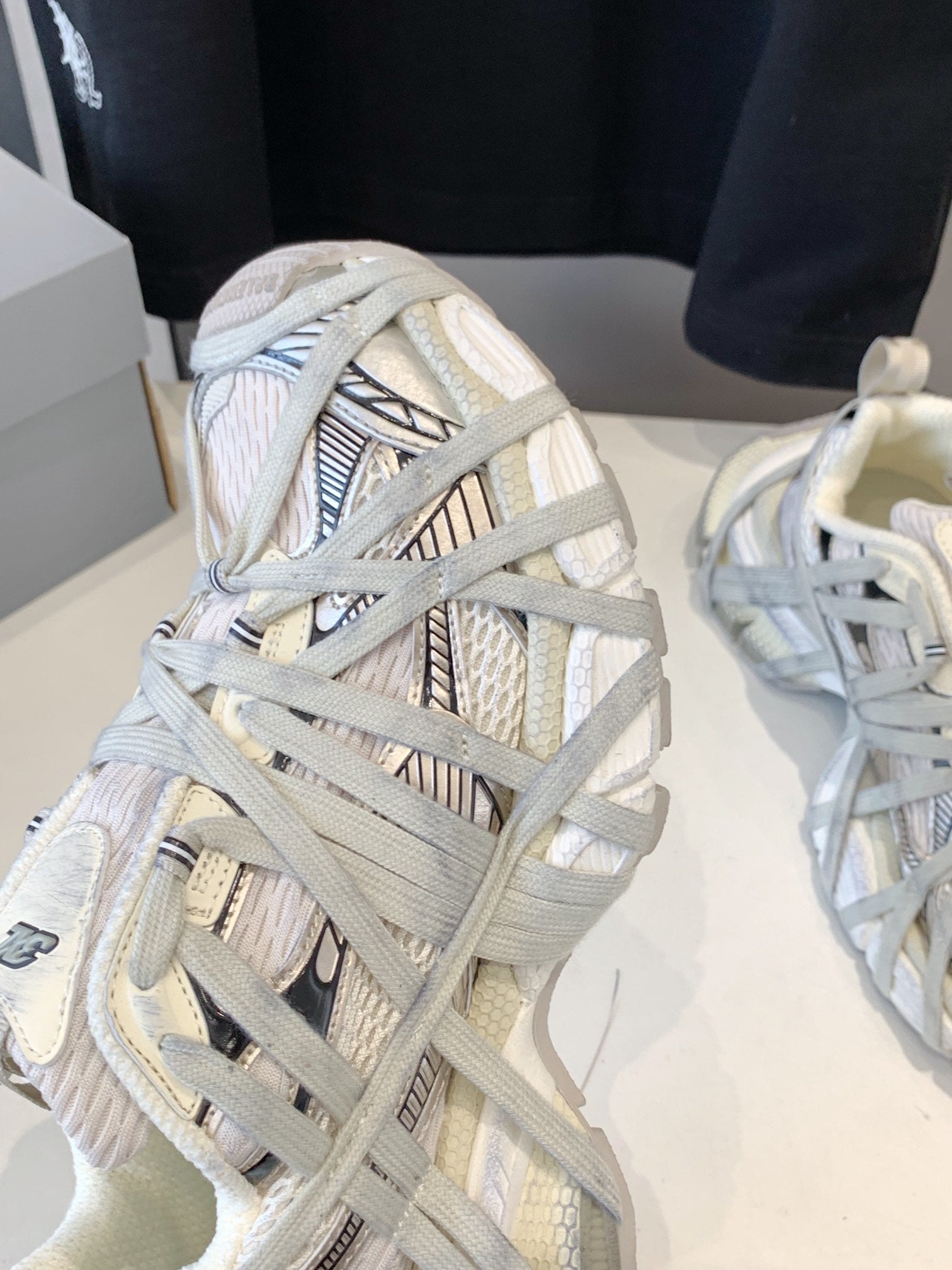 B-Sneakers