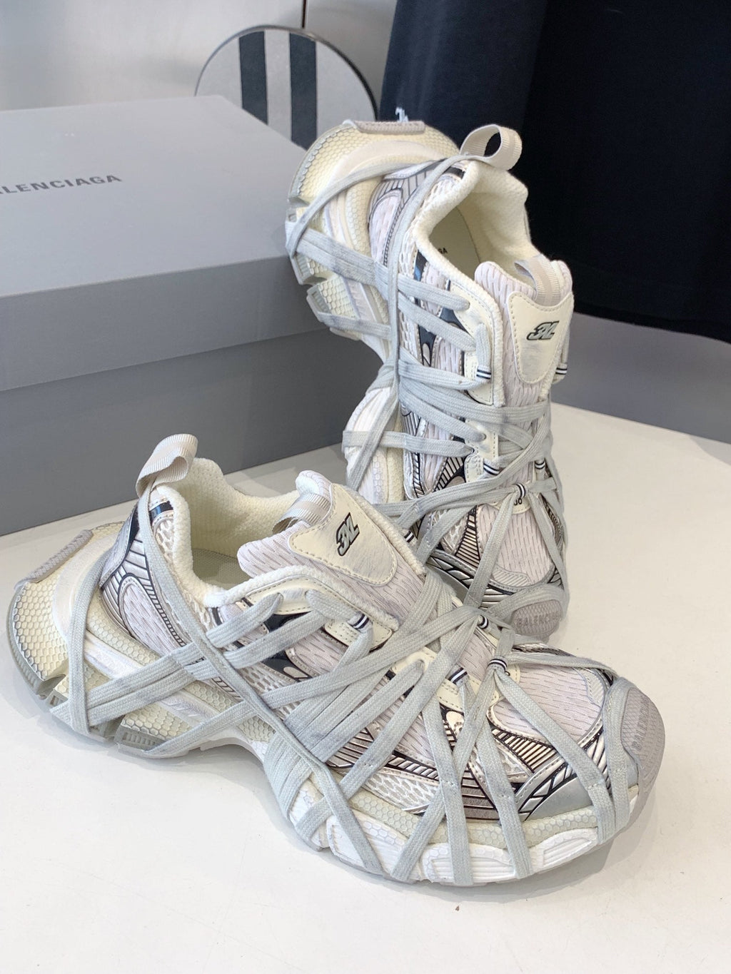 B-Sneakers