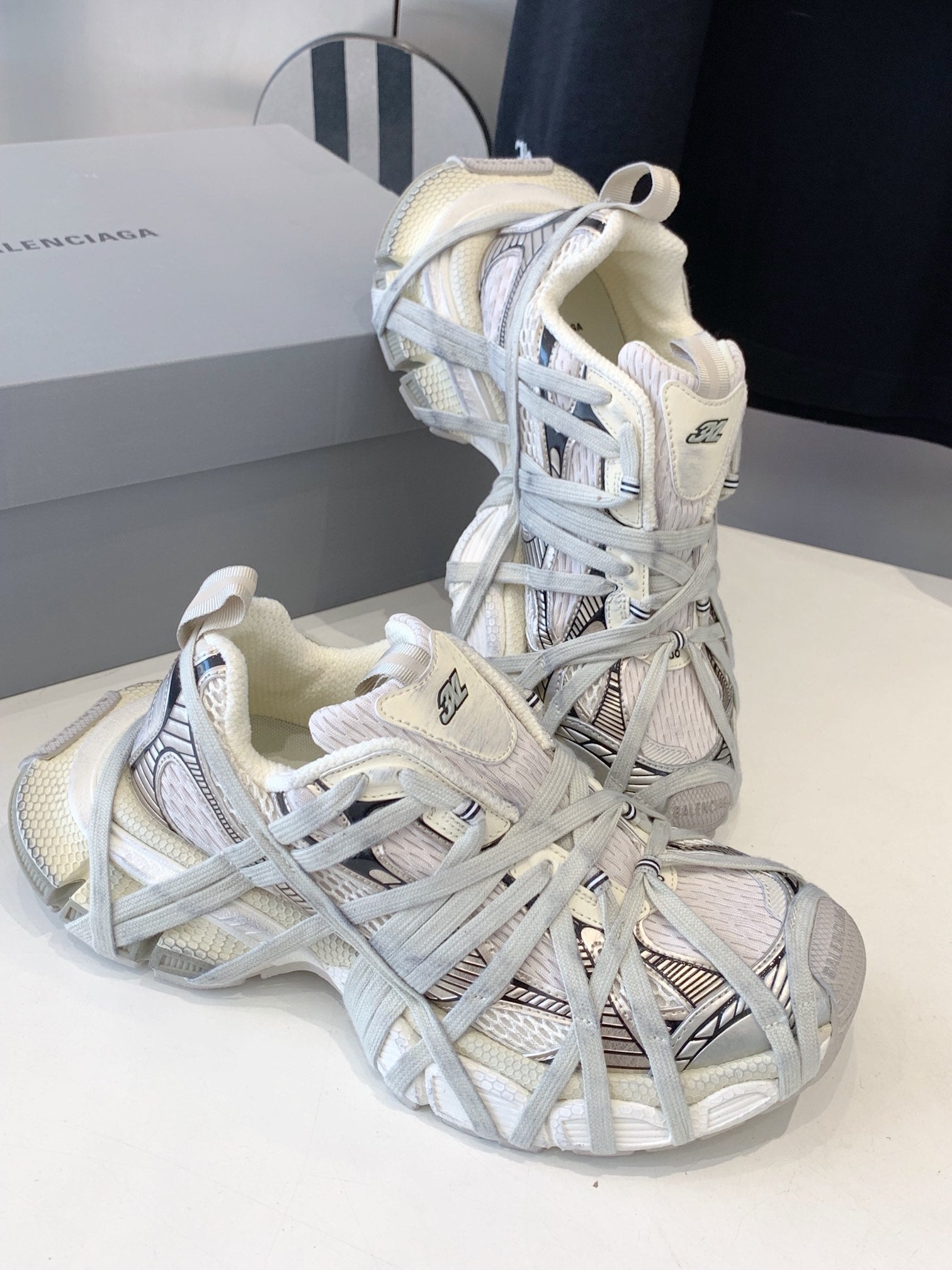 B-Sneakers