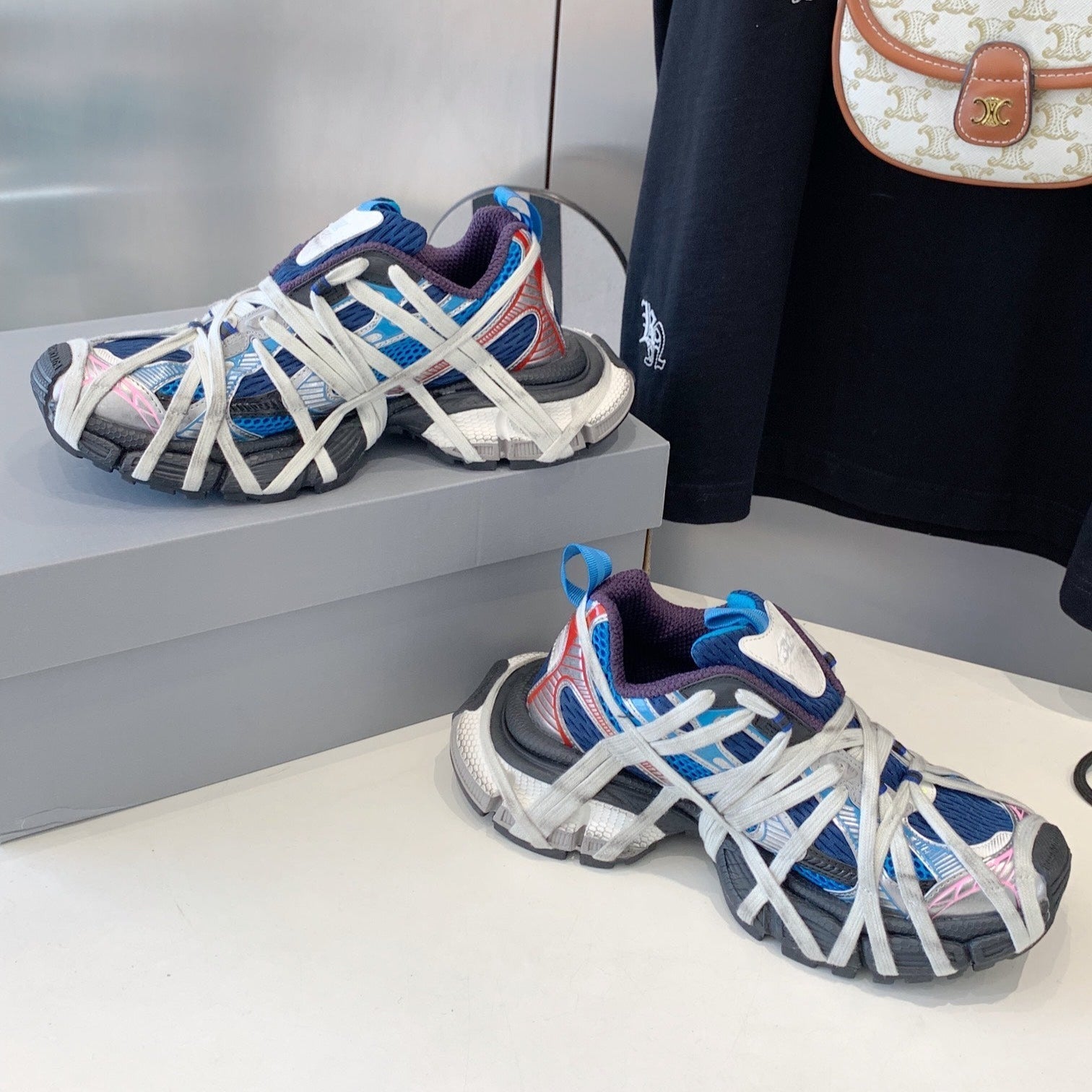 B-Sneakers