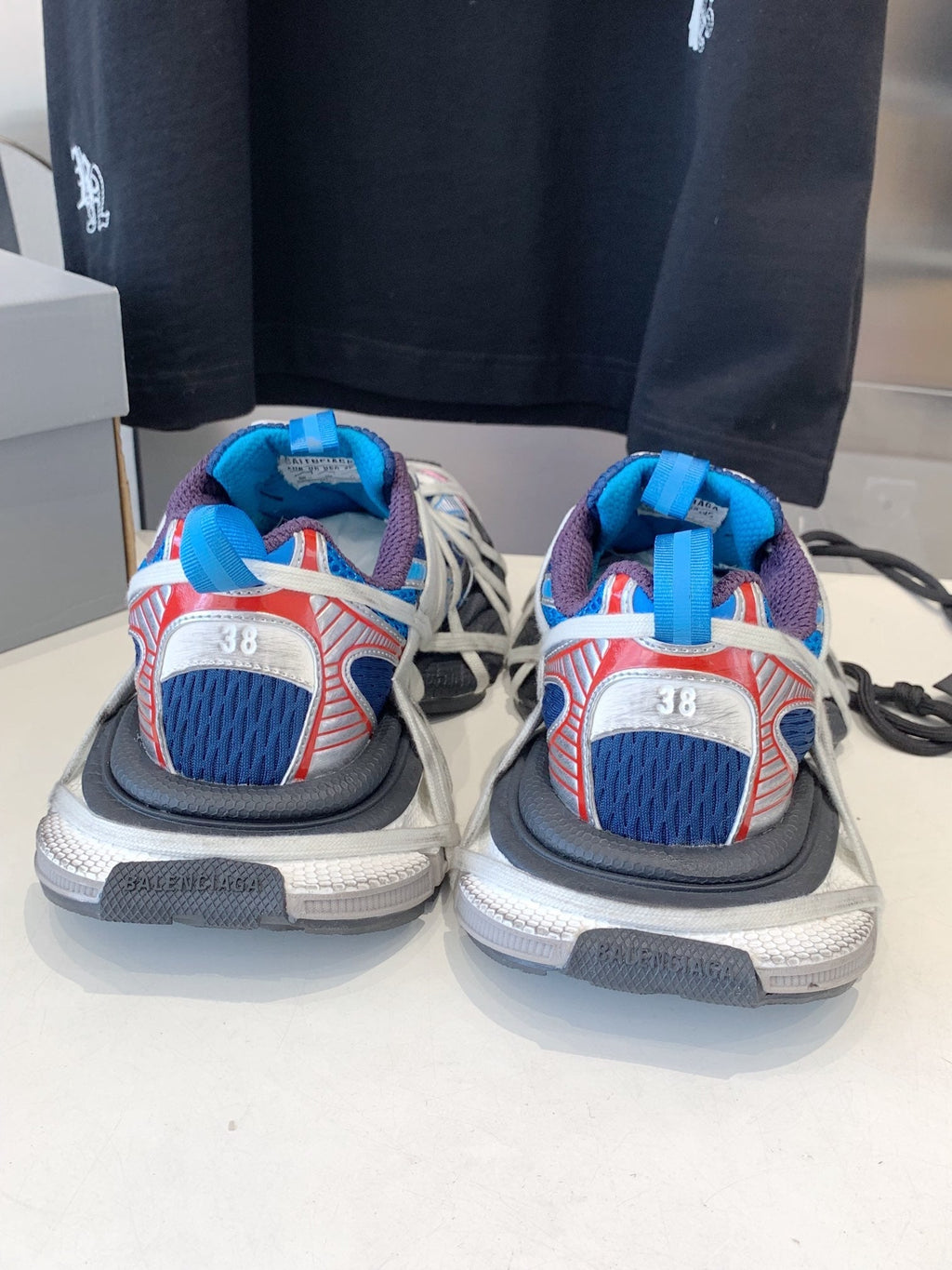 B-Sneakers
