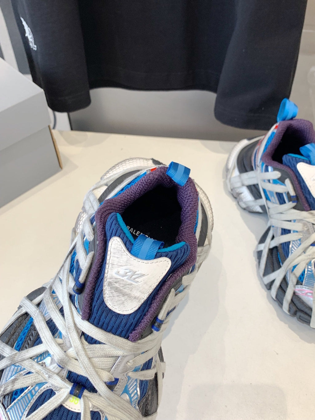 B-Sneakers