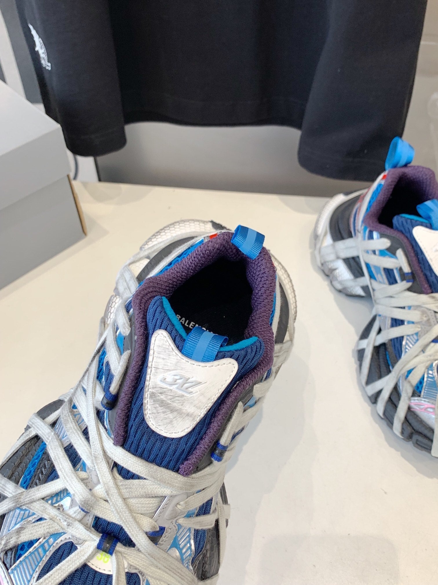 B-Sneakers