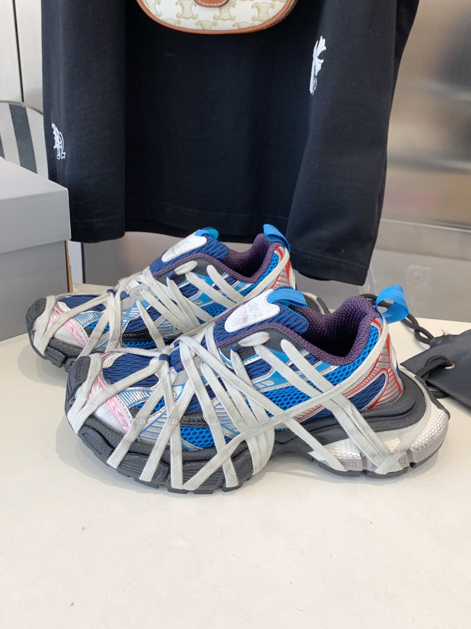 B-Sneakers