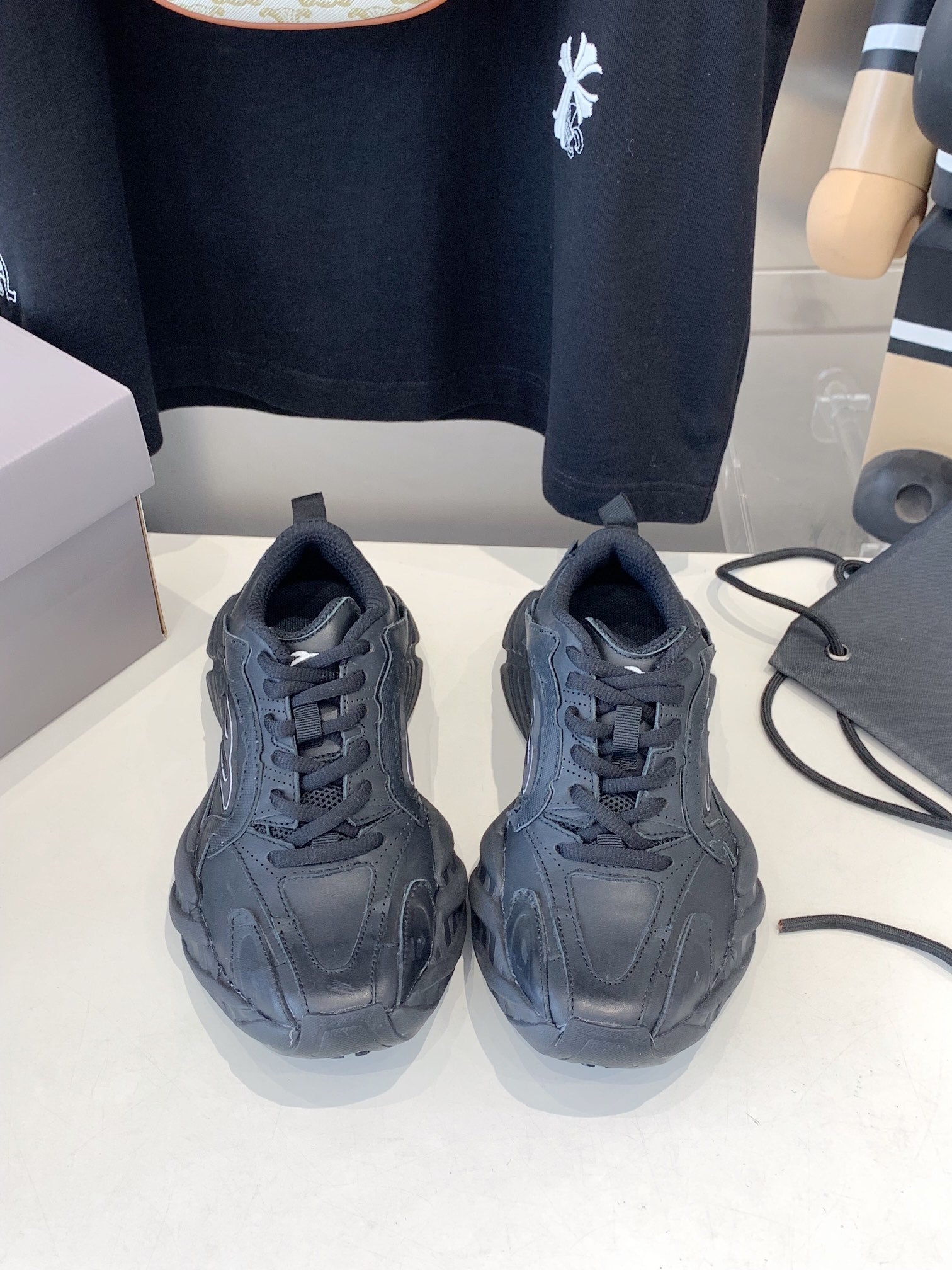 B-Sneakers