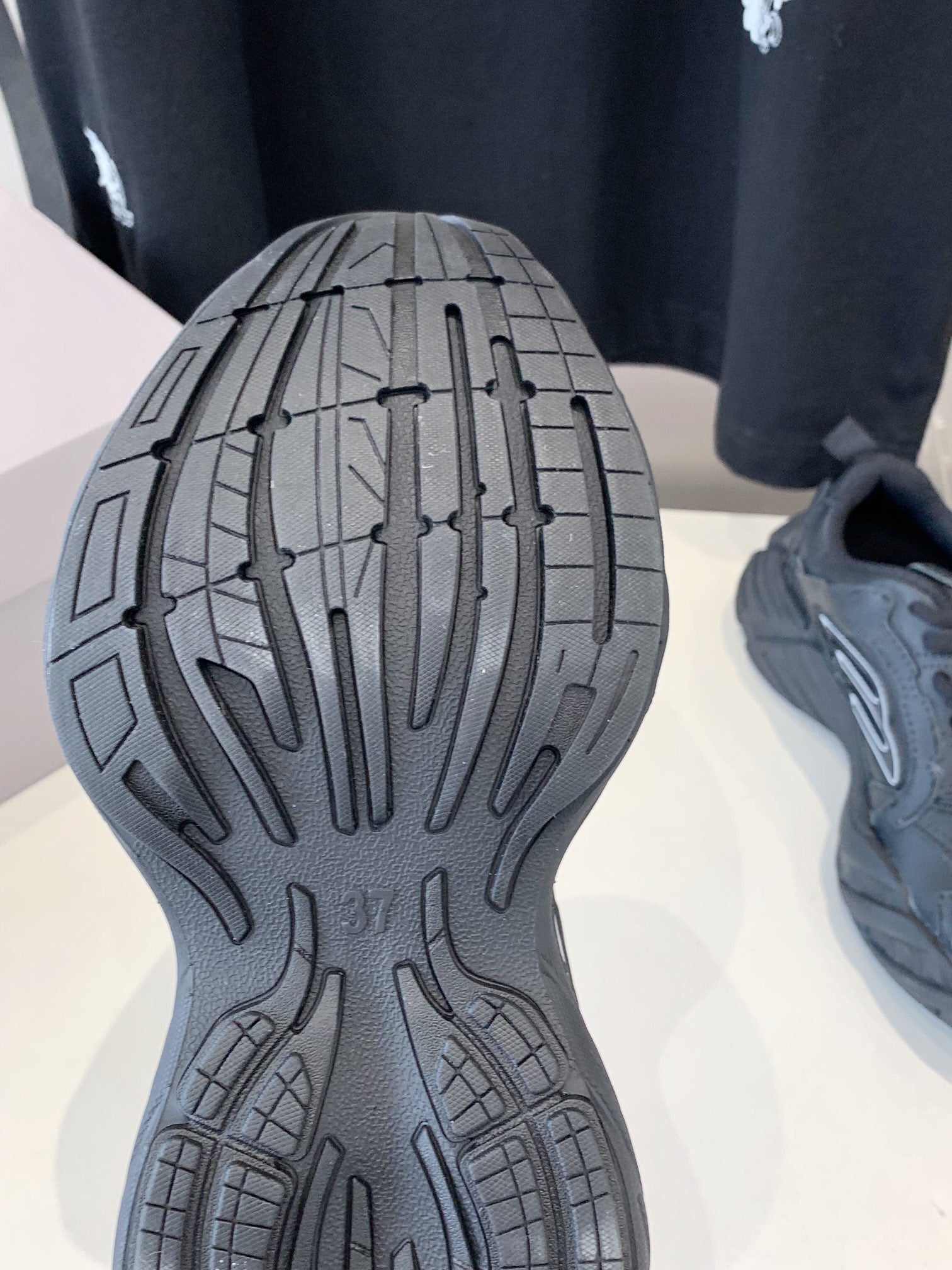 B-Sneakers