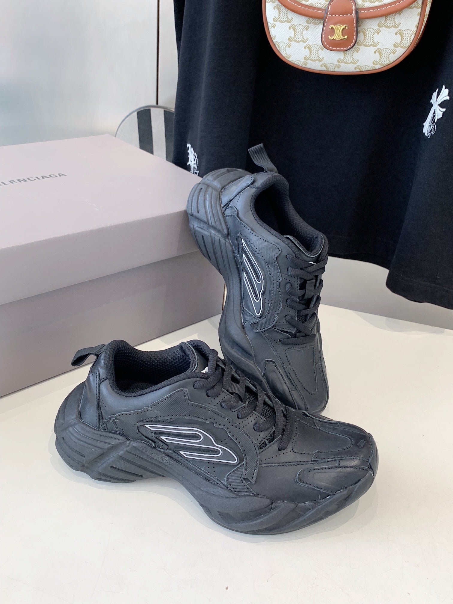 B-Sneakers
