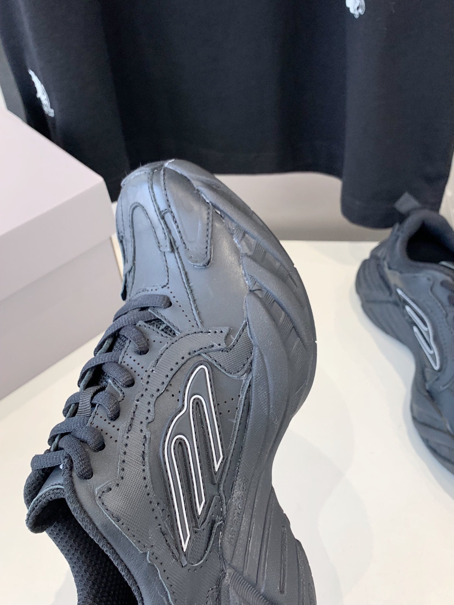 B-Sneakers