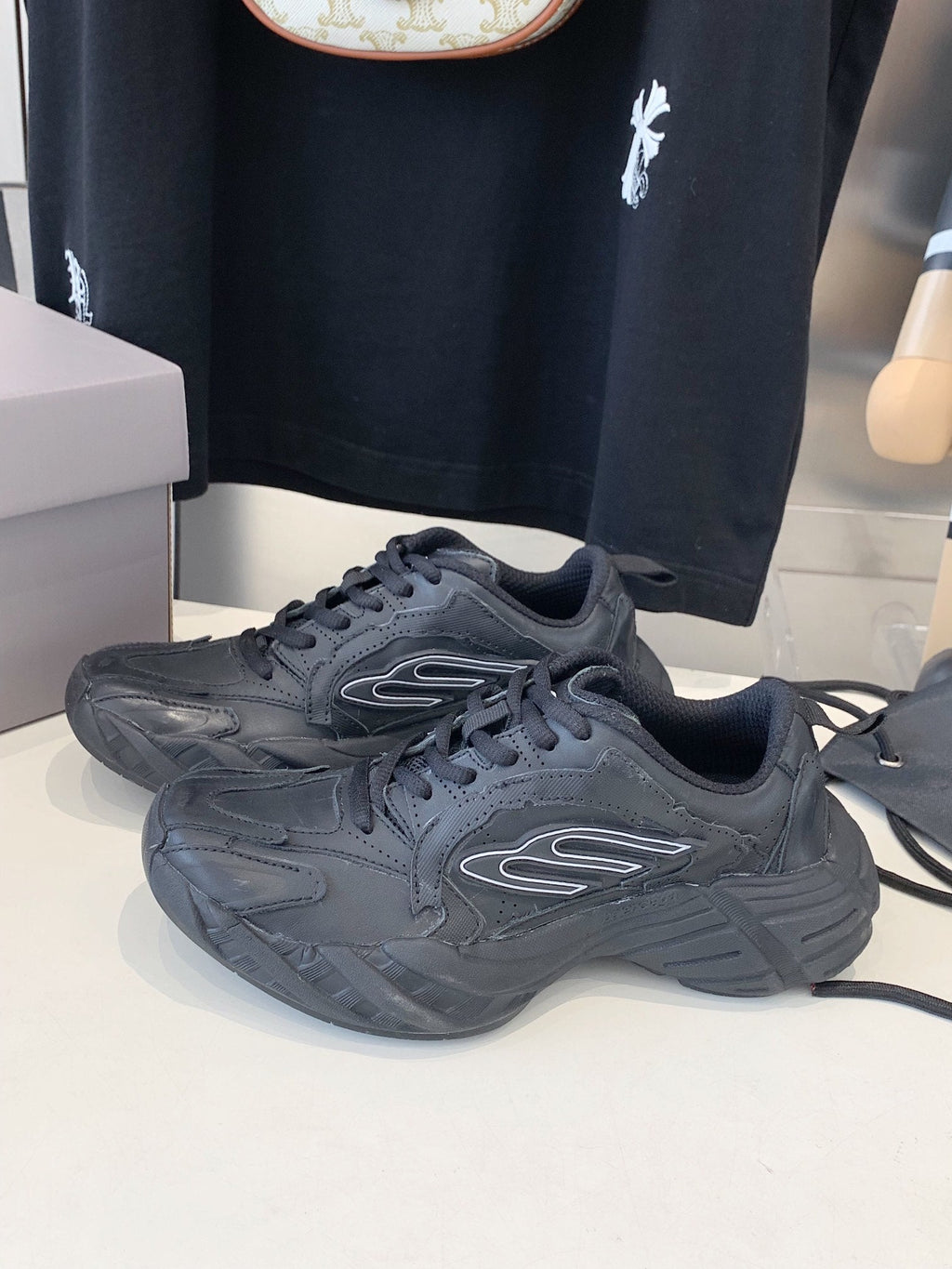 B-Sneakers