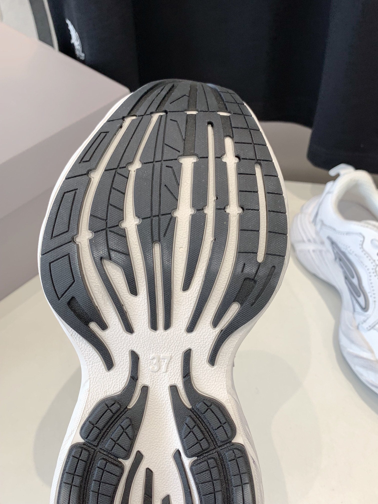 B-Sneakers