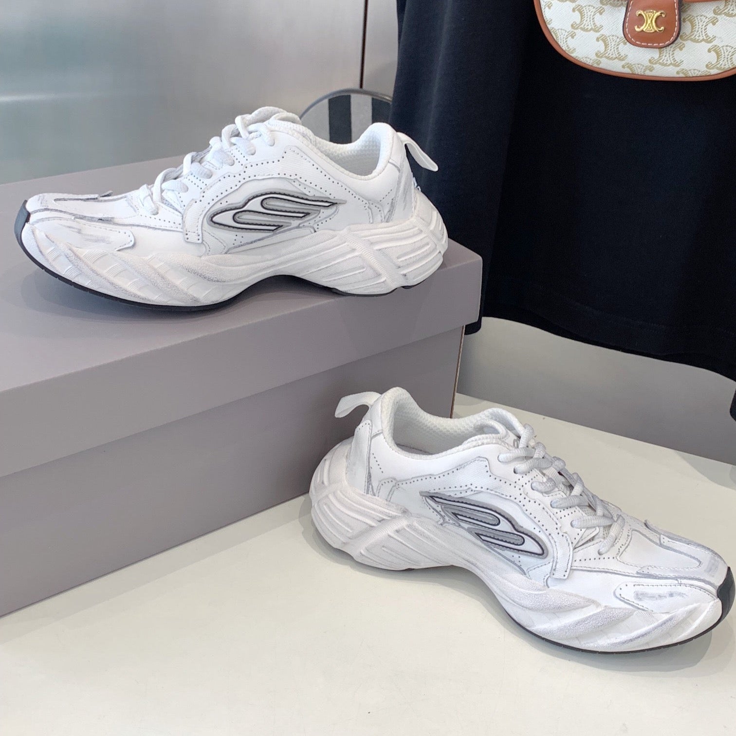 B-Sneakers