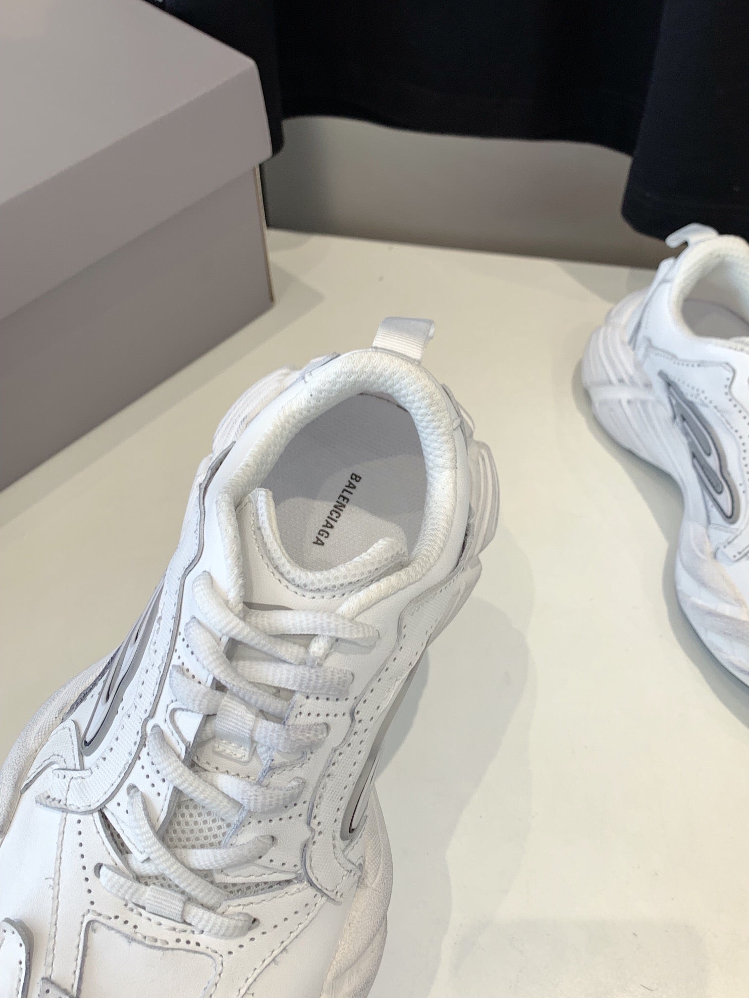 B-Sneakers