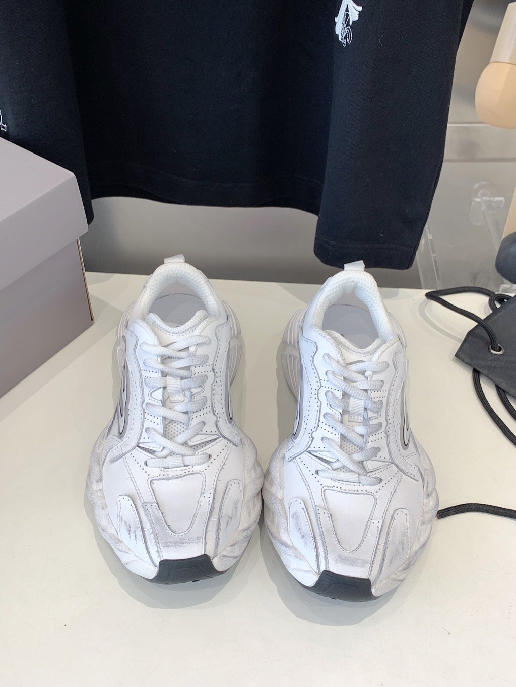 B-Sneakers