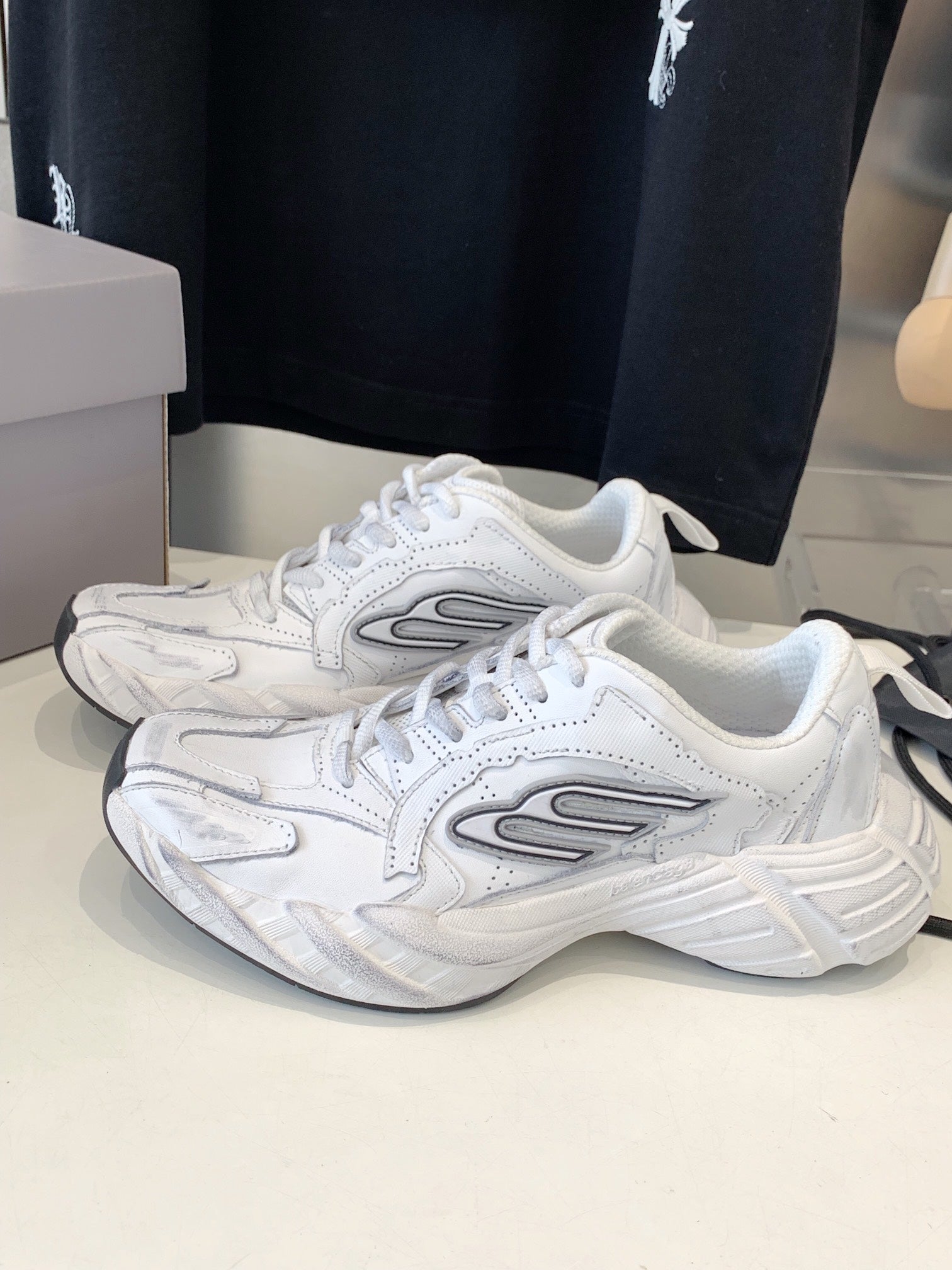 B-Sneakers