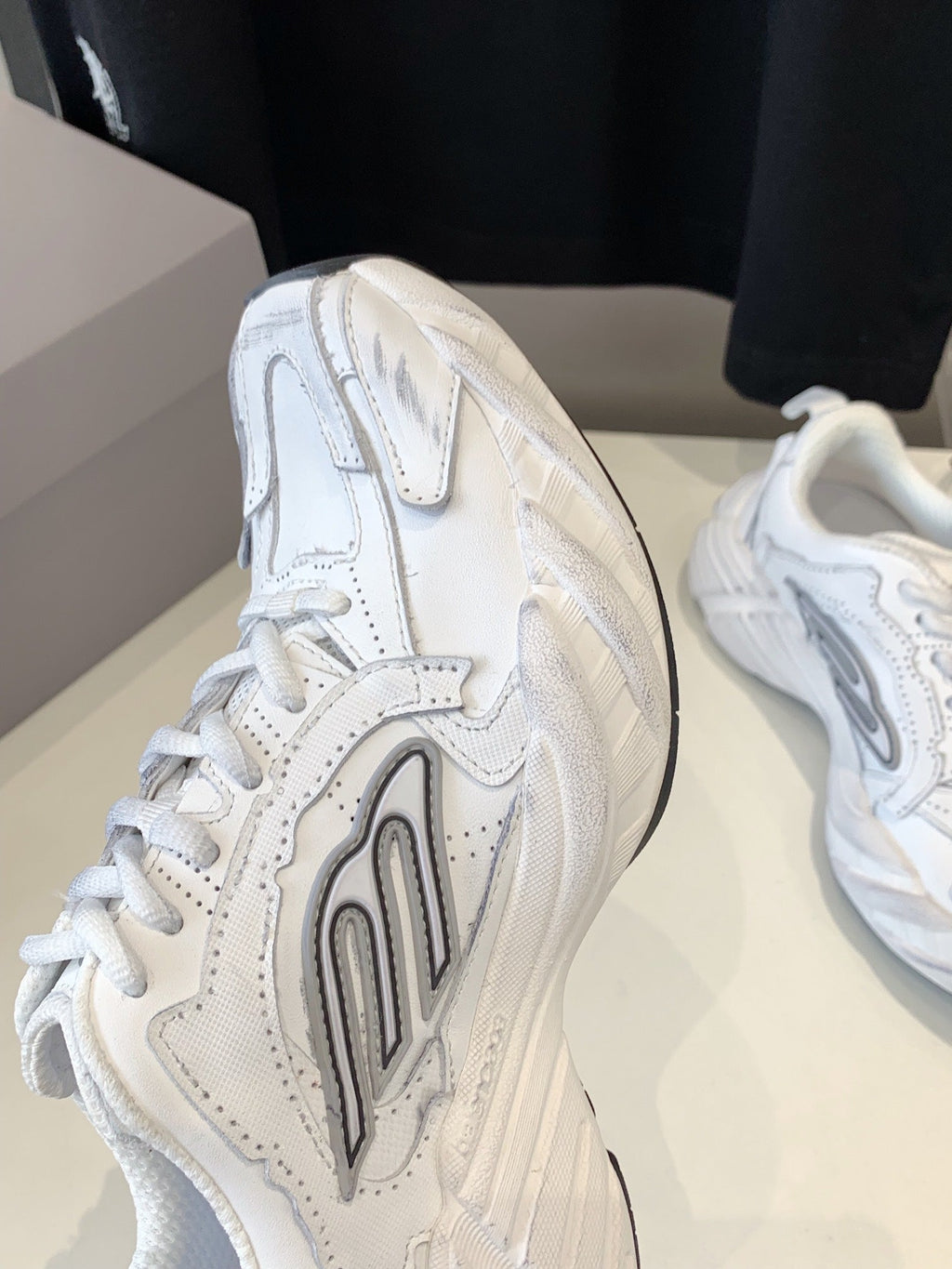 B-Sneakers