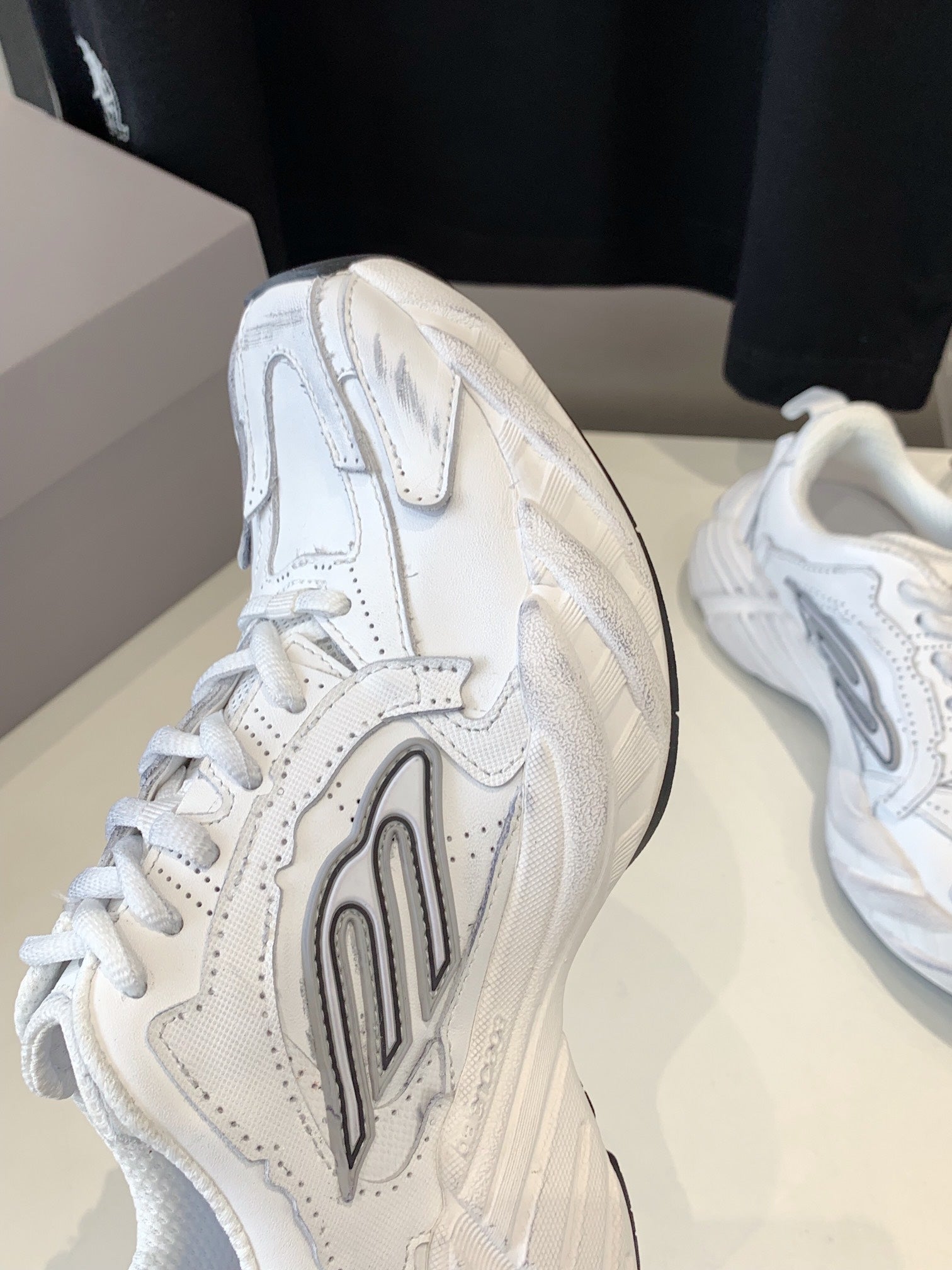 B-Sneakers