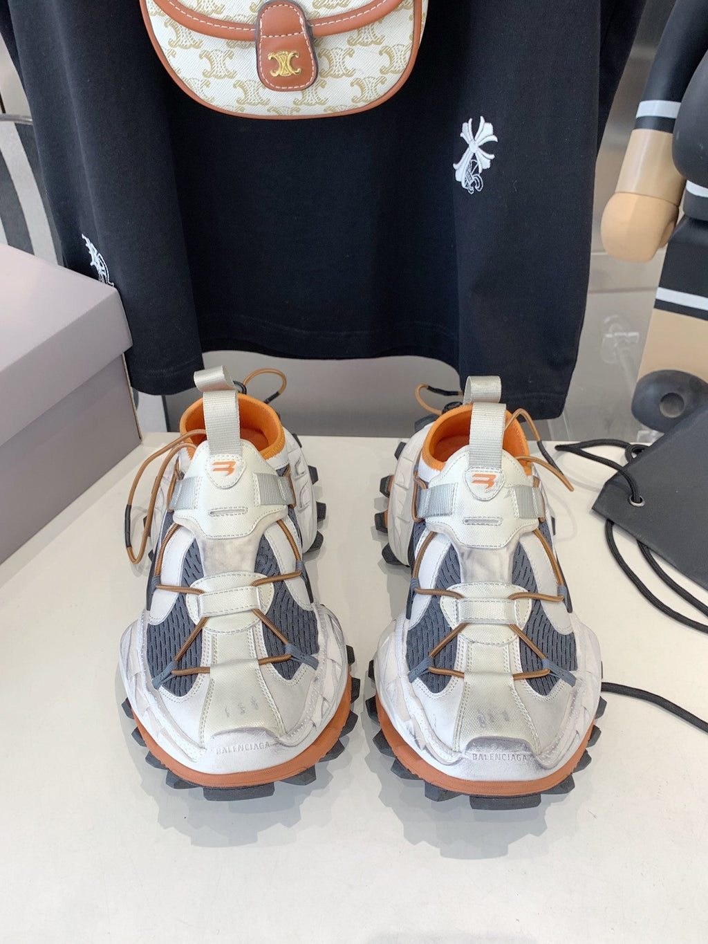 B-Sneakers