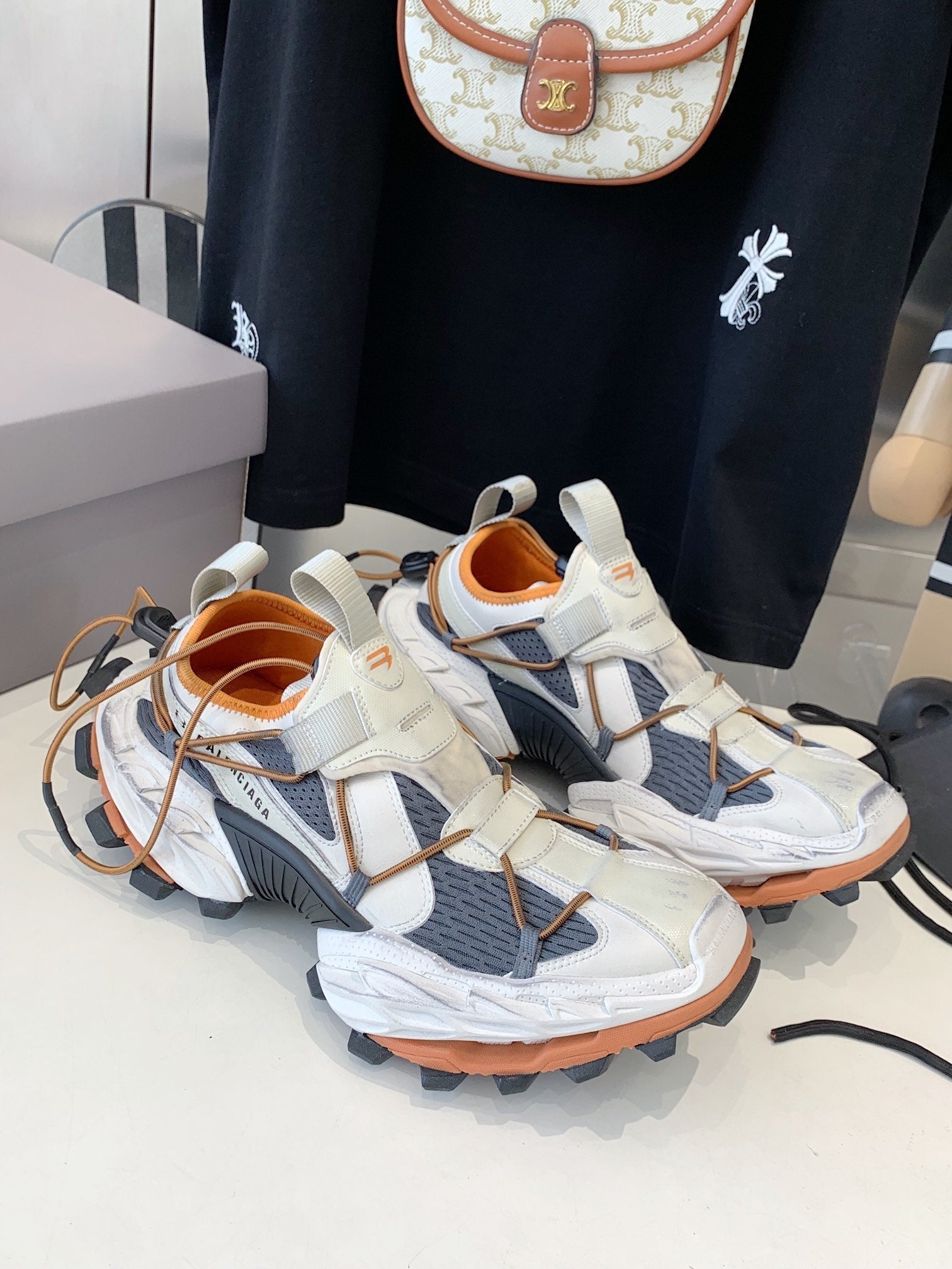 B-Sneakers