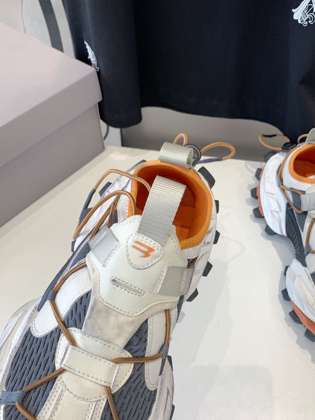 B-Sneakers