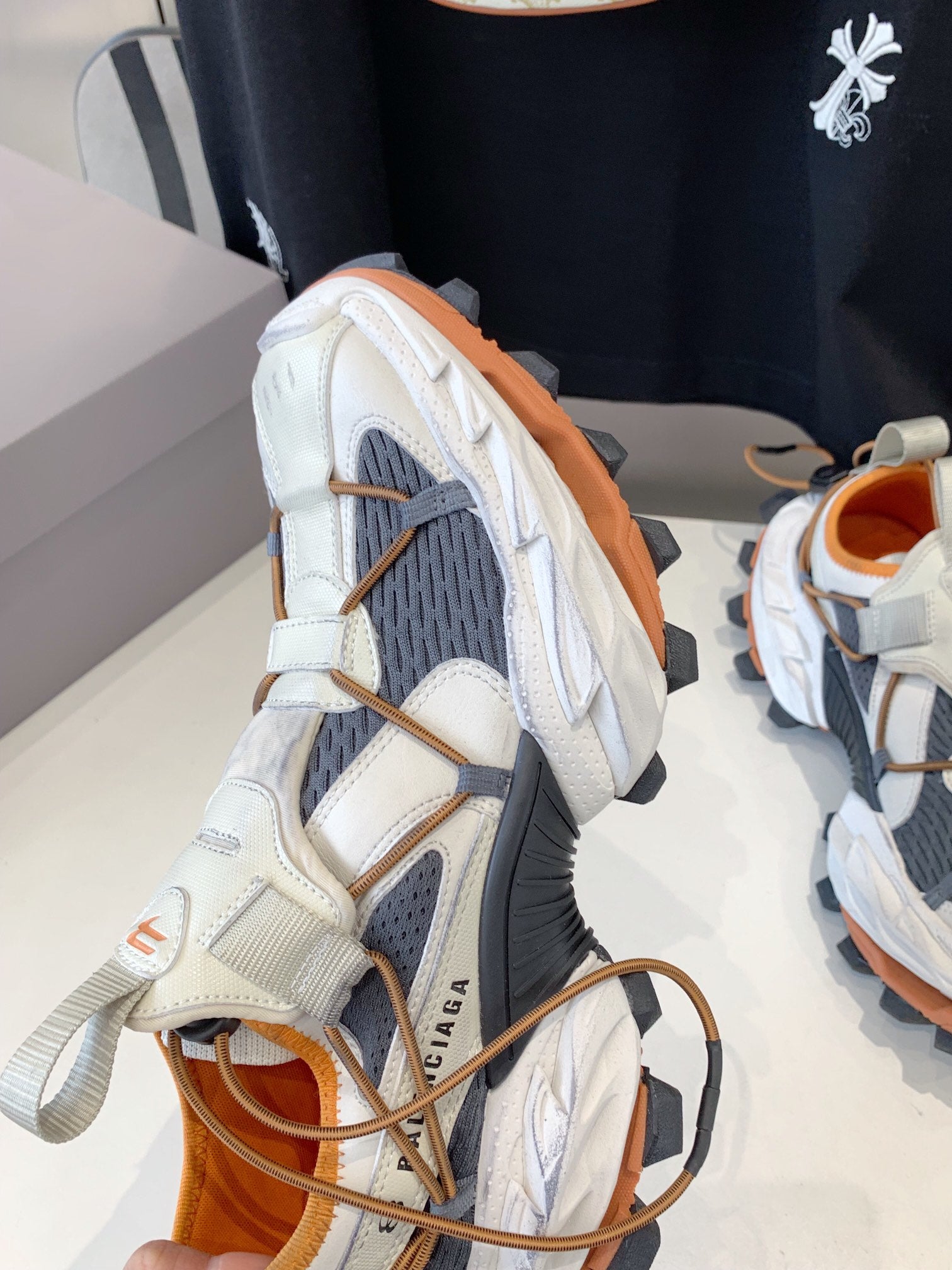 B-Sneakers