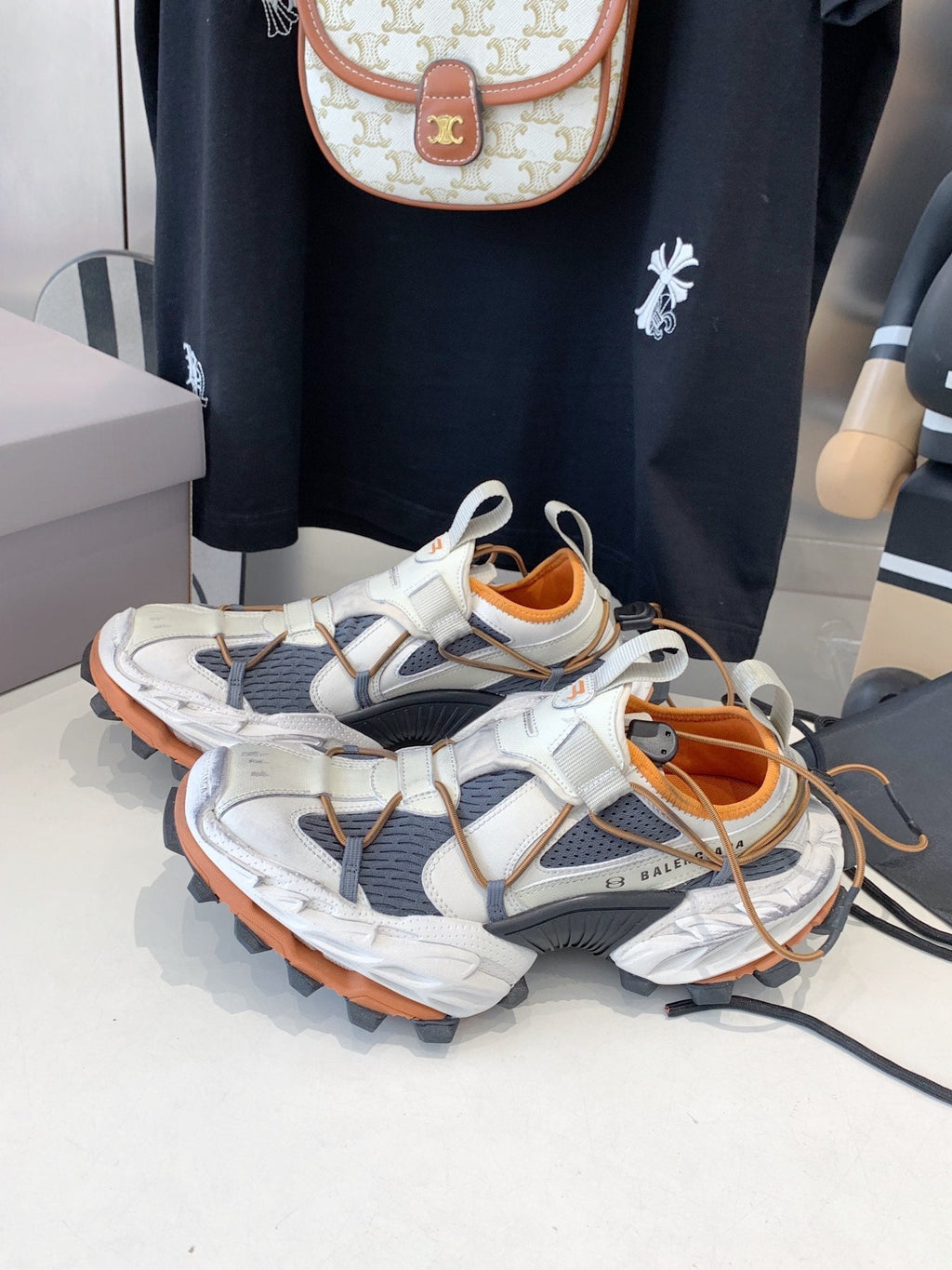 B-Sneakers