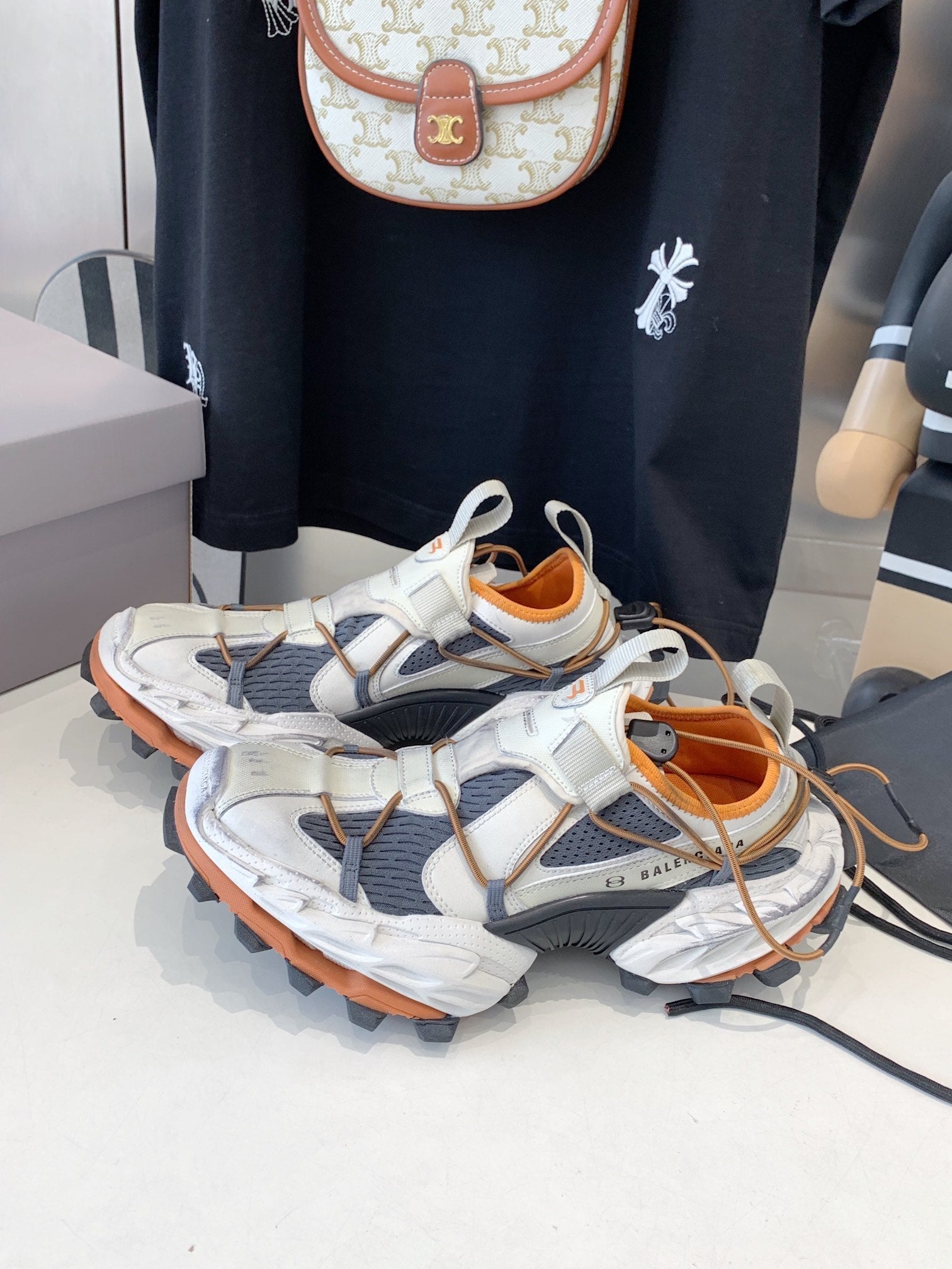 B-Sneakers