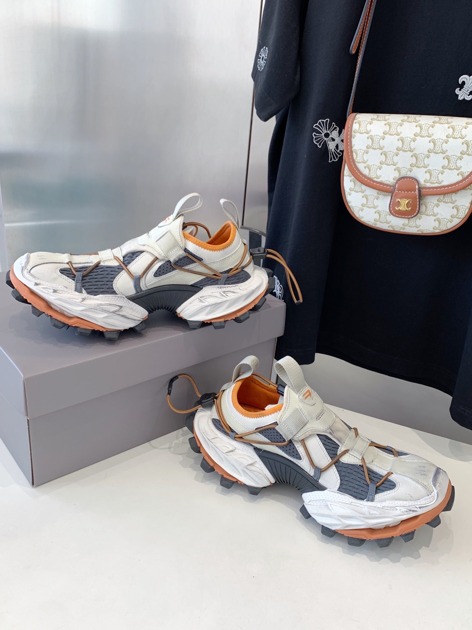B-Sneakers