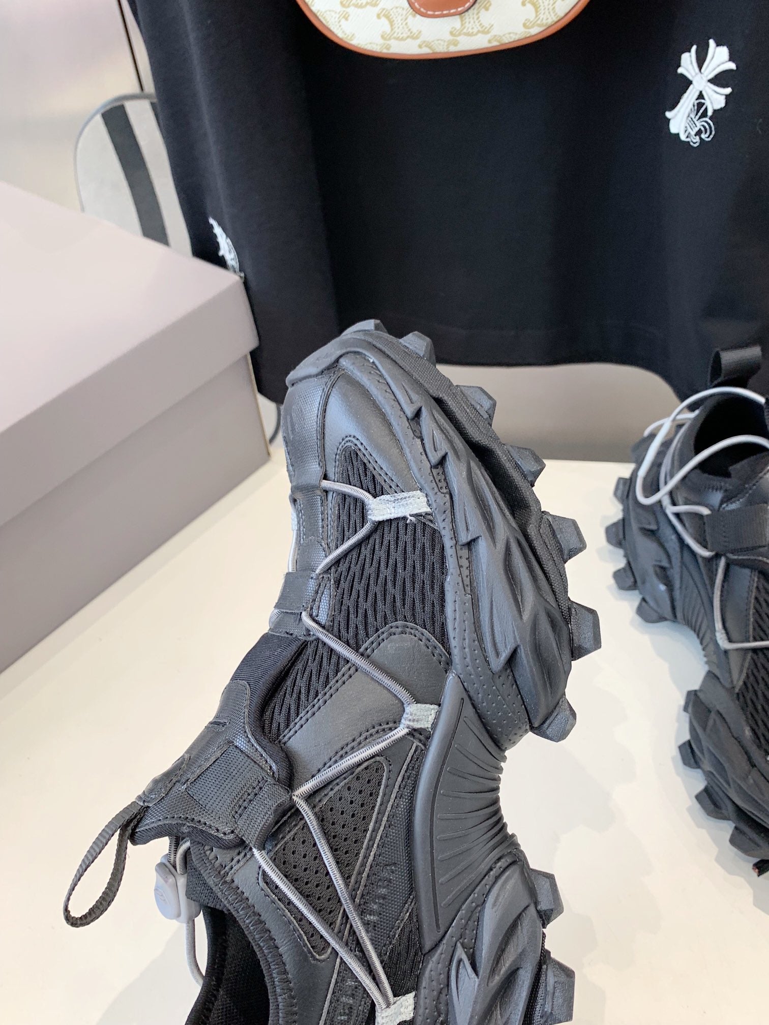B-Sneakers