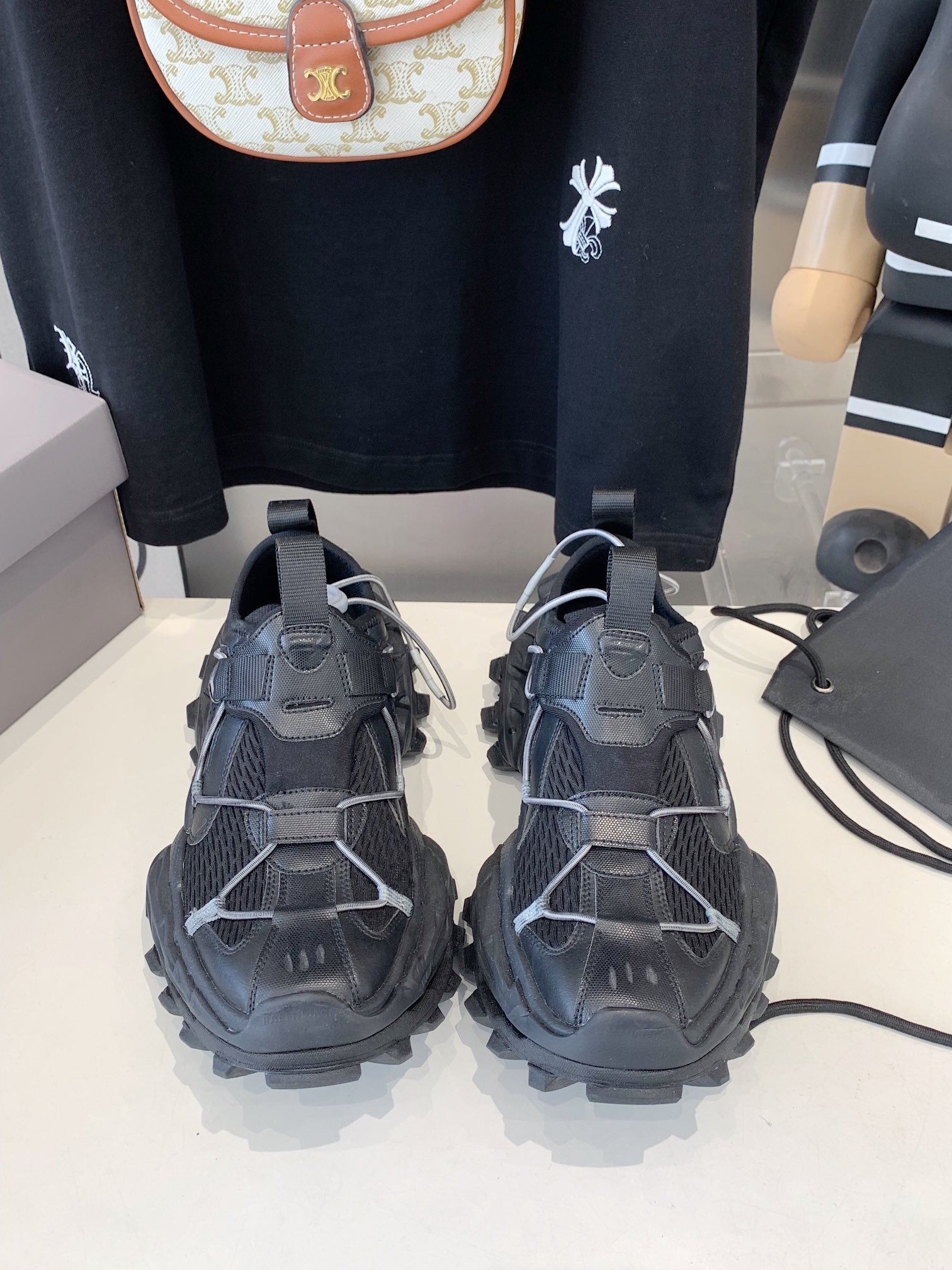 B-Sneakers