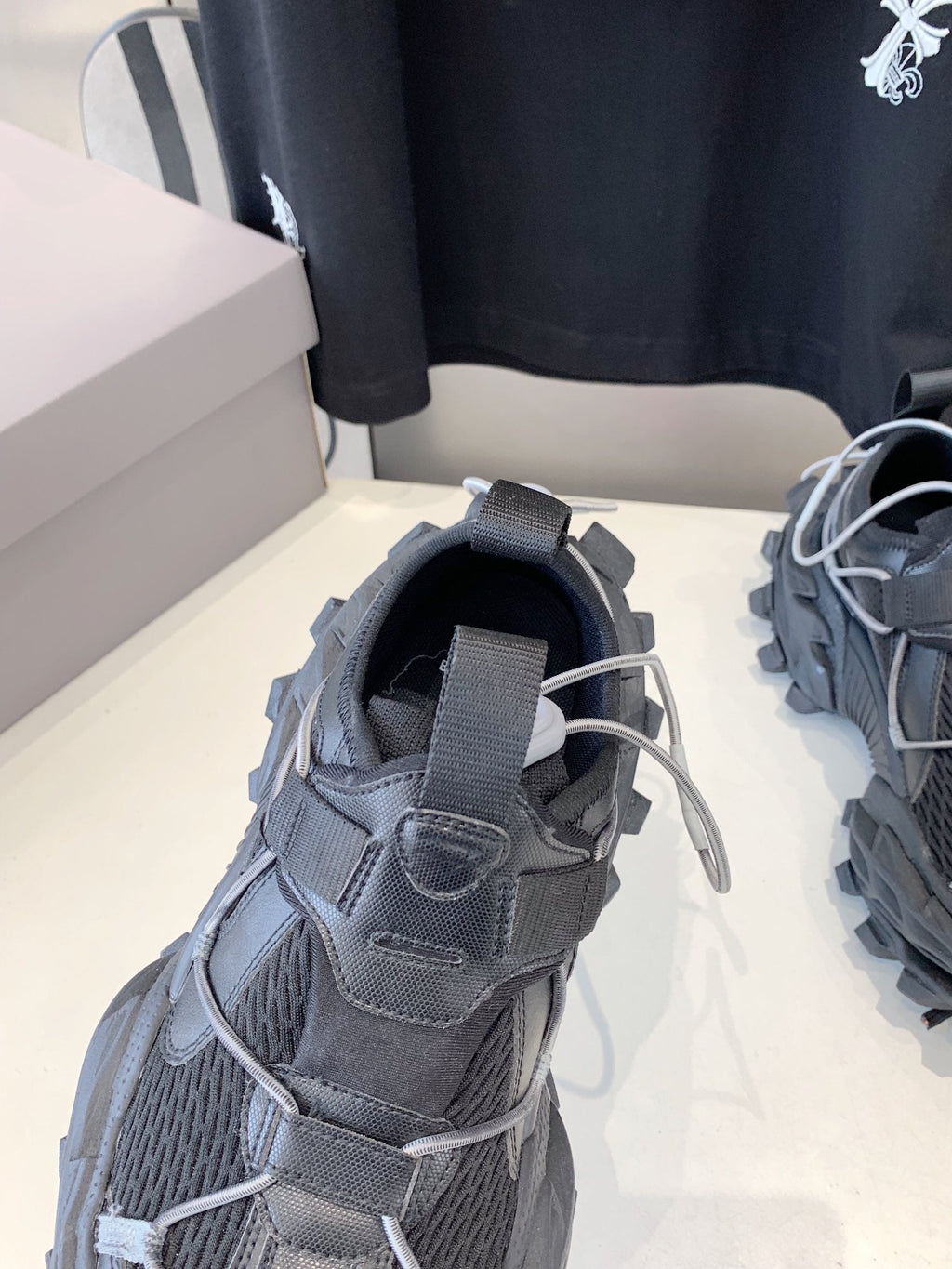 B-Sneakers