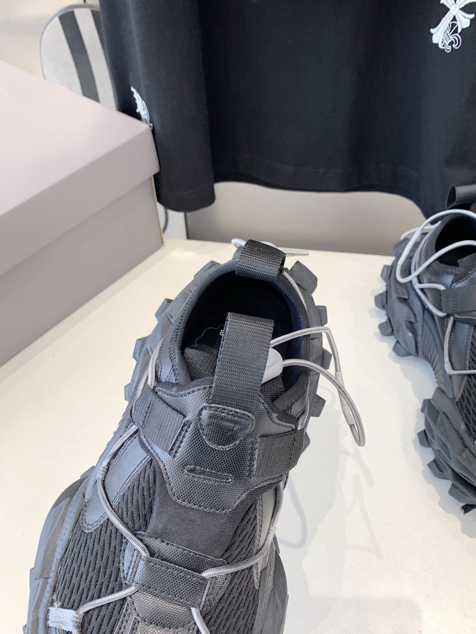 B-Sneakers