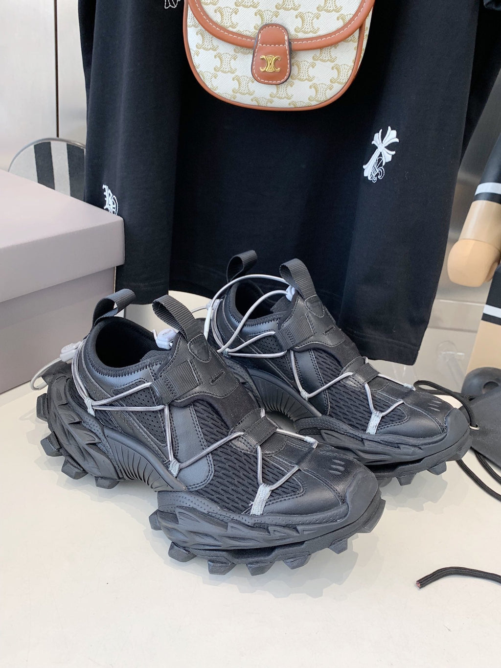 B-Sneakers