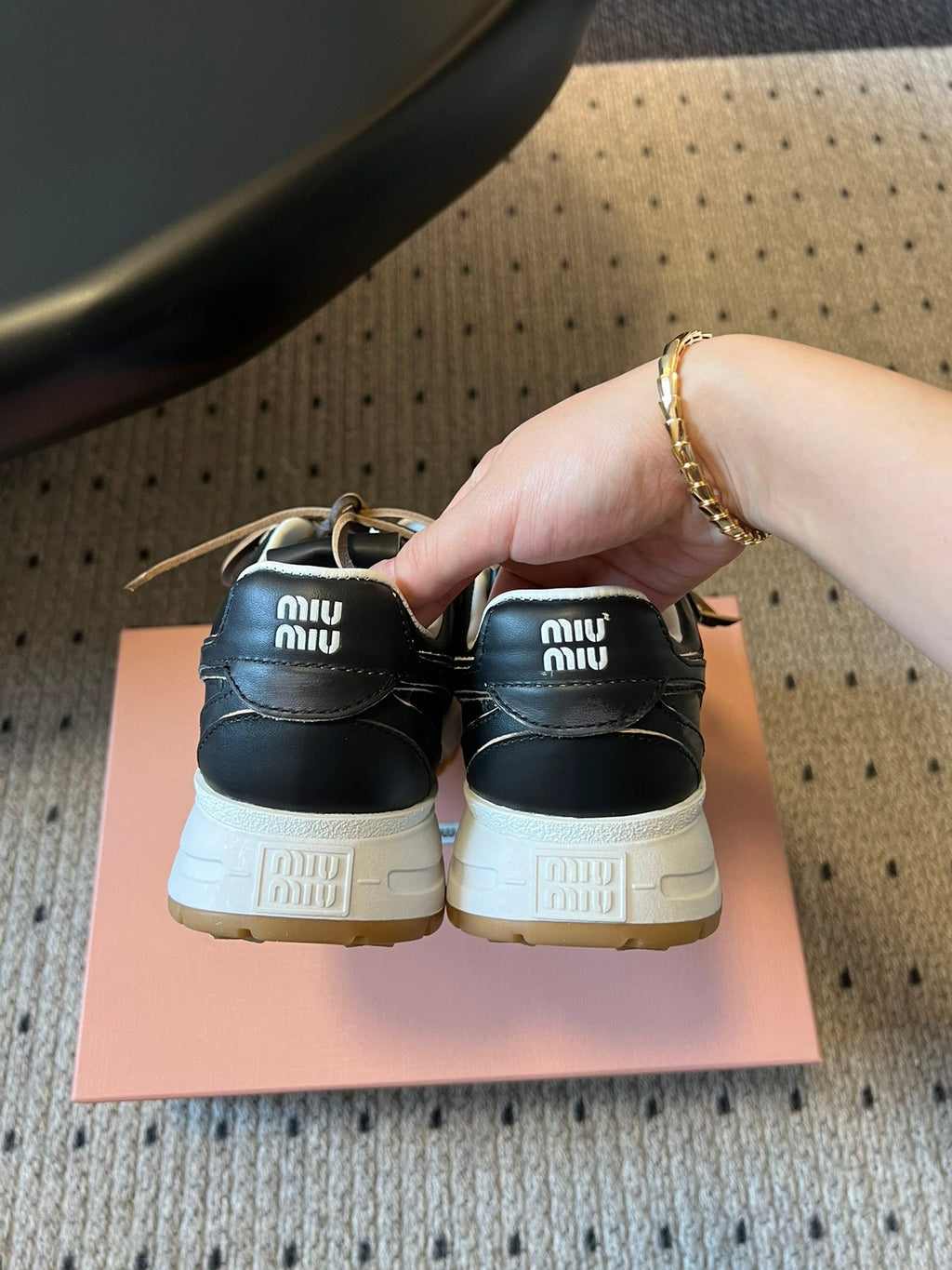 M-Sneakers