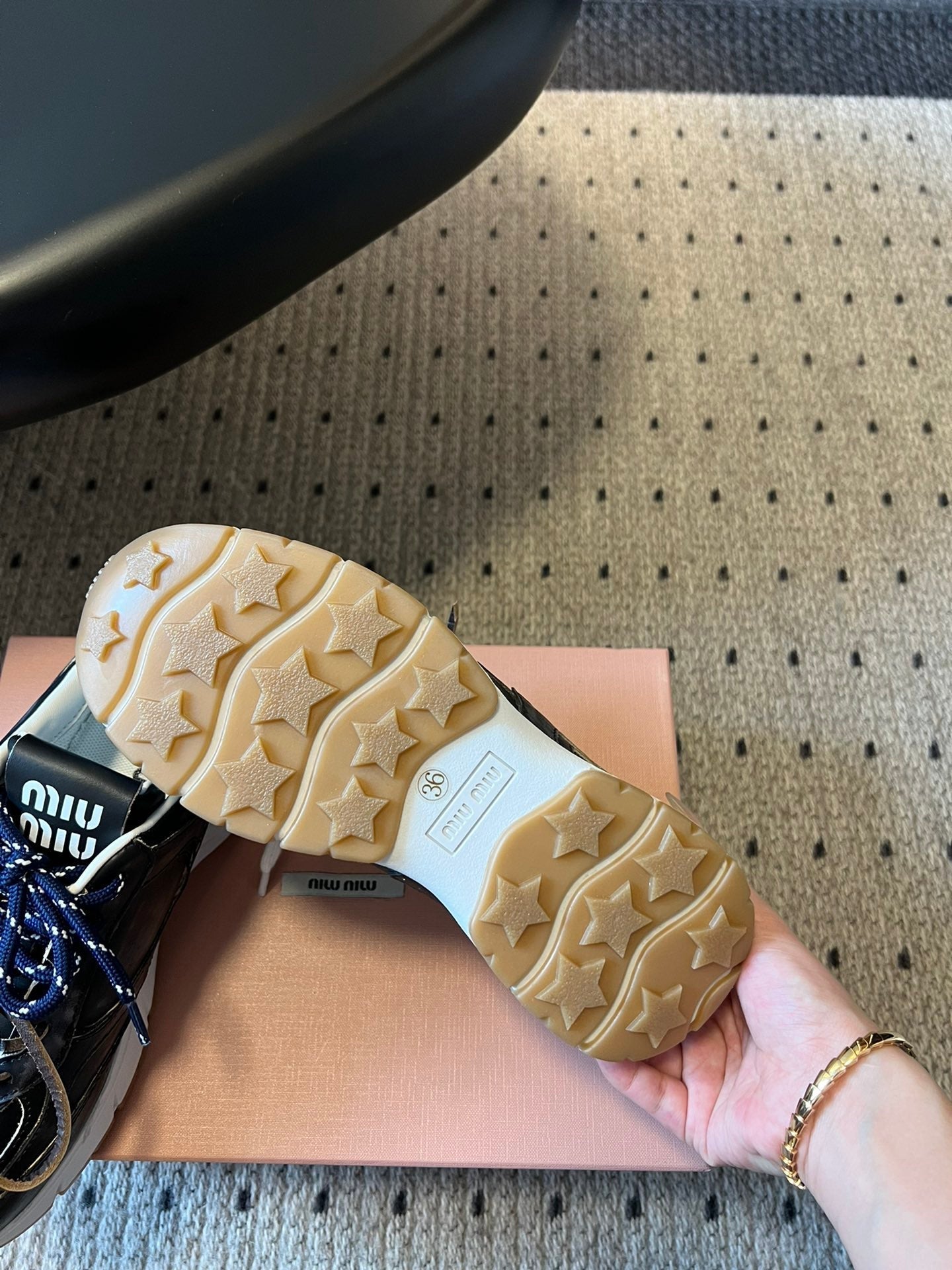 M-Sneakers
